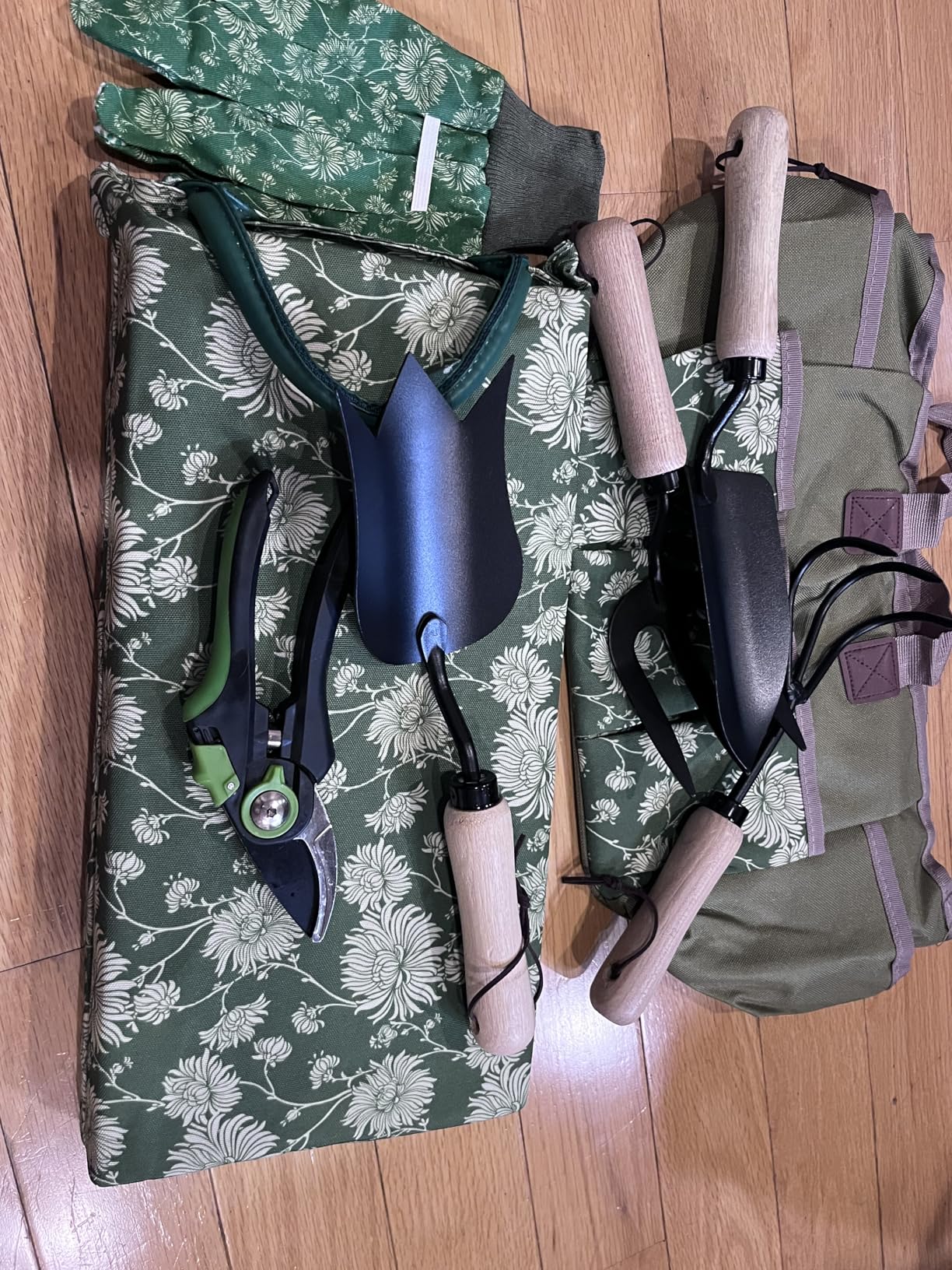 Colwelt Garden Tools Set, 8 Piece, Heavy duty Gardening Tools with Wooden Handle, Including Garden Tote, Kneeling Pad, Gloves, Pruner, Trowel, Tulip Trowel, Cultivator - Gardening Gifts for Women Men customer photo 2