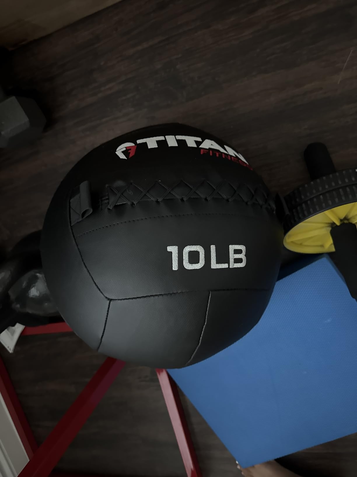 Titan Fitness LB Soft Shell Medicine Wall Ball with Poly-Composite Laminate Cross Texture Non-Slip Grip for Throwing, Core Strength, Floor Exercises, Stretching customer photo 1