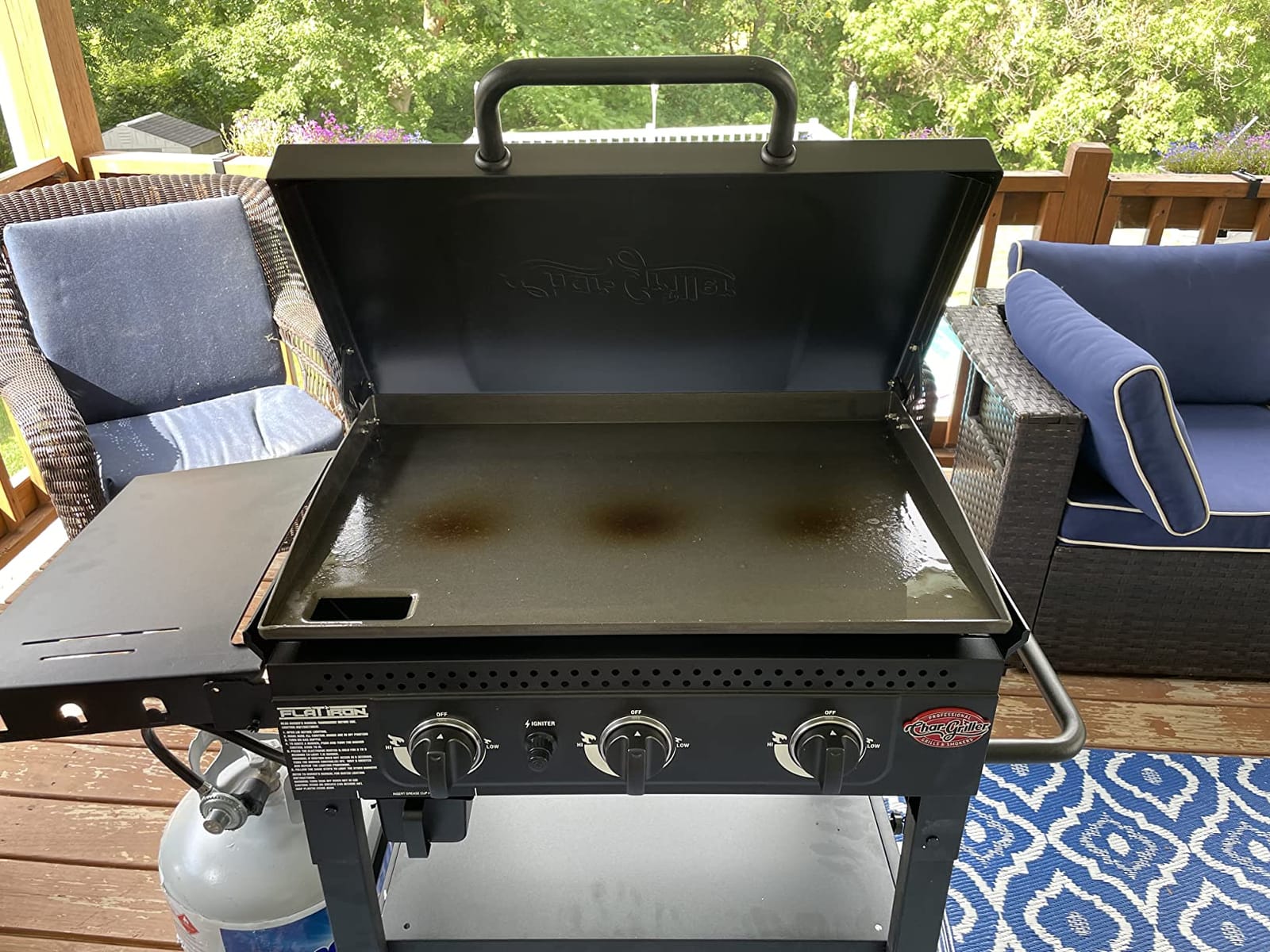Char-Griller Flat Iron 3-Burner Propane Gas Flat-Top Griddle with Steel Griddle Top, Hinged Lid and Wind Guards, 520 Cooking Square Inches customer photo 1