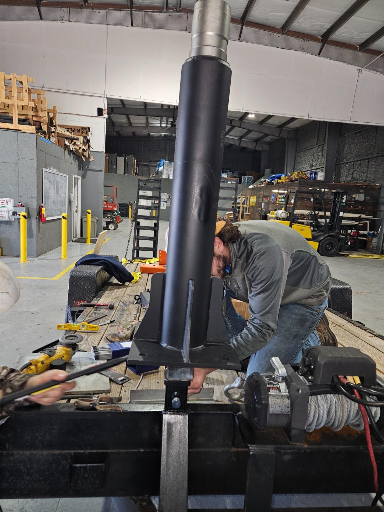 RUGCEL WINCH New 2200lb Folding Truck-Mounted Crane, with Electric Winch 5000 lb 12V, Painted Steel Pickup Truck Jib Cranes 360 Swivel customer photo 2