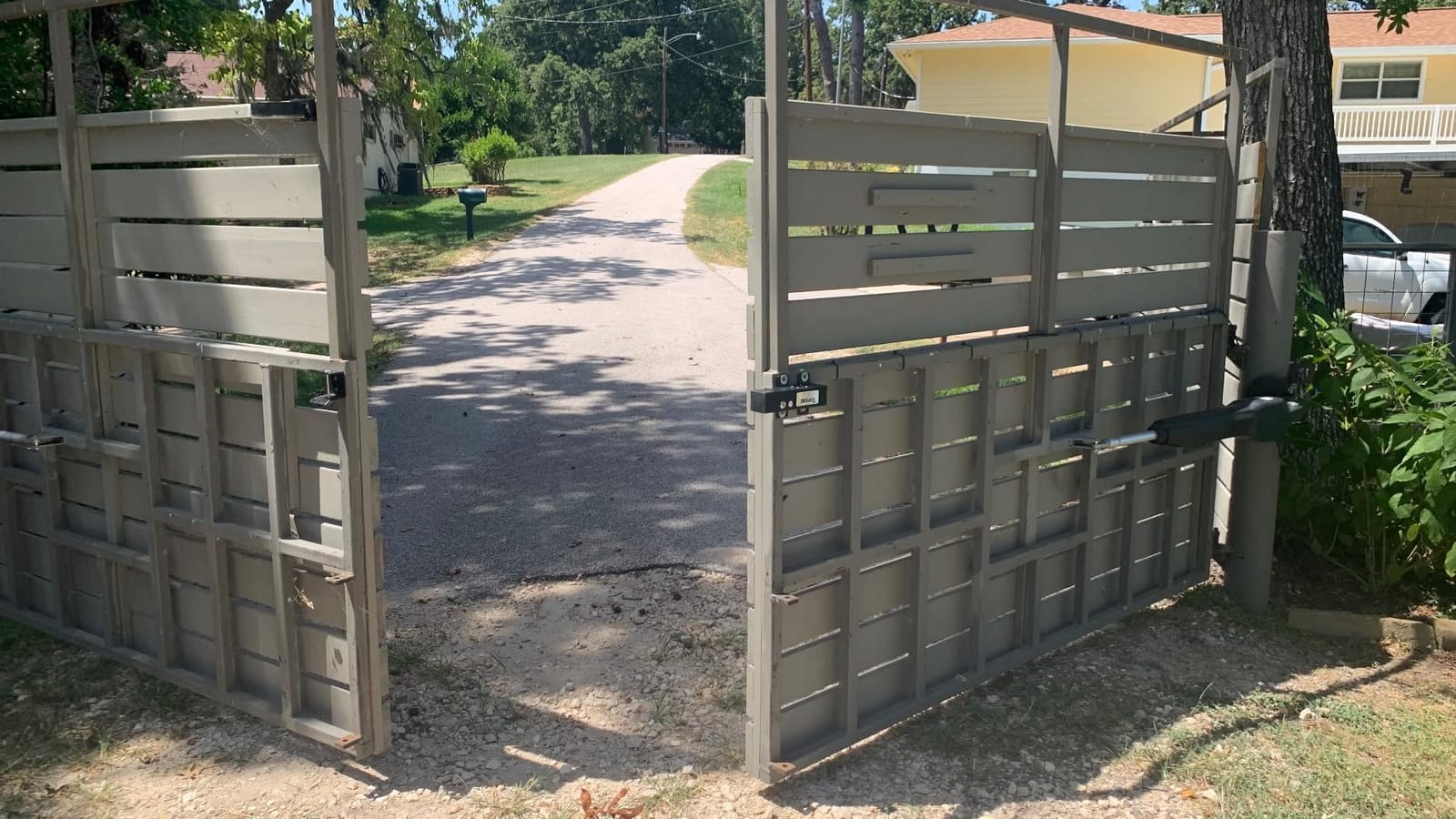 TOPENS JY9132 Automatic Gate Opener for Super Heavy Duty Dual Swing Gates Up to 20ft per Arm, Commercial Double Swing Gate Operator AC Powered with Remote Control Kit Solar Compatible customer photo 2