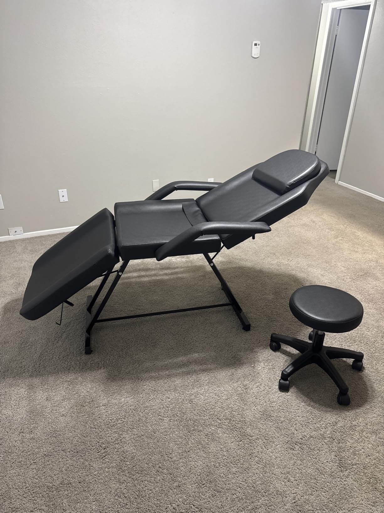 OmySalon Massage Salon Tattoo Chair Esthetician Bed with Hydraulic Stool, Multi-Purpose 3-Section Facial Bed Table, Adjustable Beauty Barber Spa Beauty Equipment, White customer photo 2