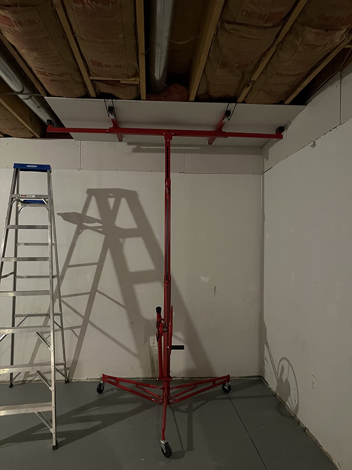 Winado 16 ft Drywall Lift Panel Rolling Hoist Jack Lifter for Sheetrock, Drywall Lifting Construction Tool with Caster Wheels and Adjustable Telescopic Arm, Red customer photo 2