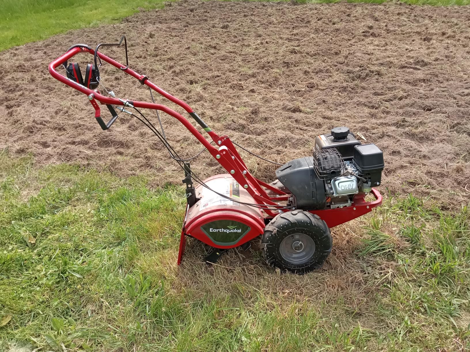 EARTHQUAKE Victory Rear Tine Tiller, Powerful 209cc 4-Cycle Viper Engine, Rugged Bronze Gear Transmission, Counter-Rotating Tines, Instant Reverse, Pneumatic Wheels, Model: 39381, Red/Black customer photo 1