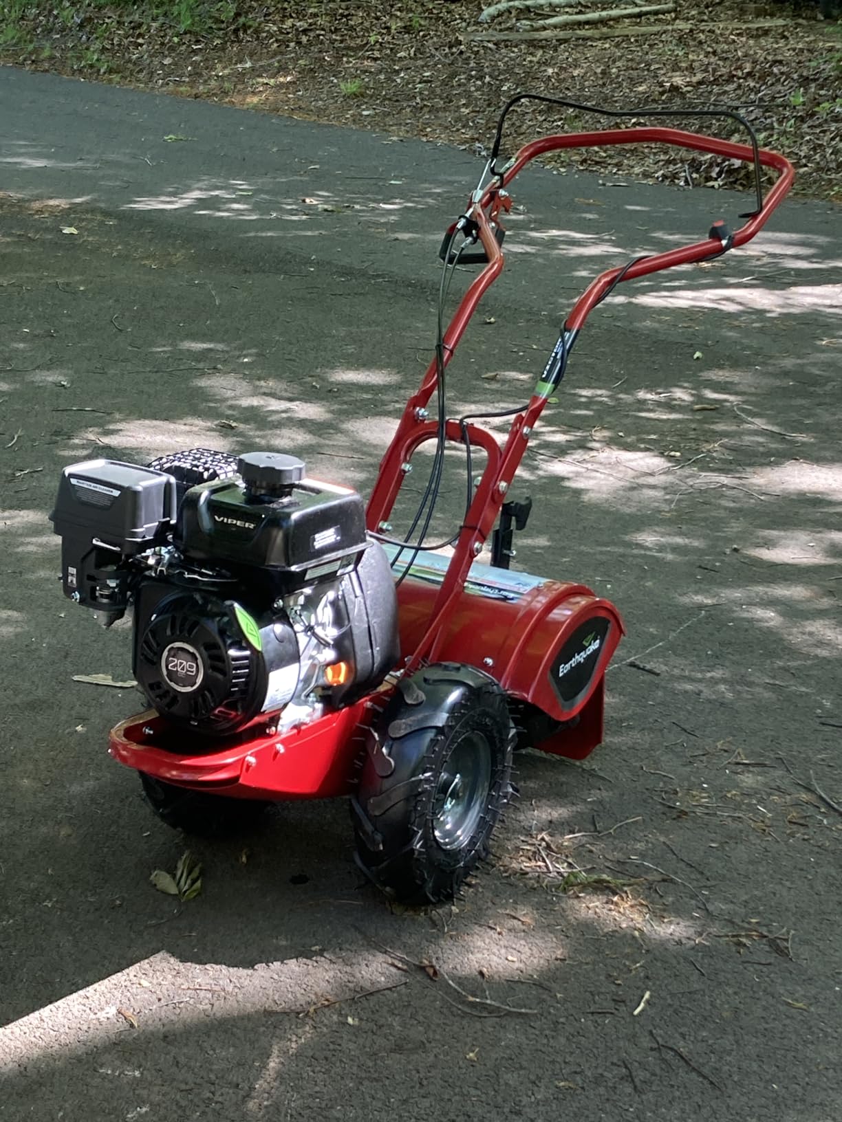 EARTHQUAKE Victory Rear Tine Tiller, Powerful 209cc 4-Cycle Viper Engine, Rugged Bronze Gear Transmission, Counter-Rotating Tines, Instant Reverse, Pneumatic Wheels, Model: 39381, Red/Black customer photo 2