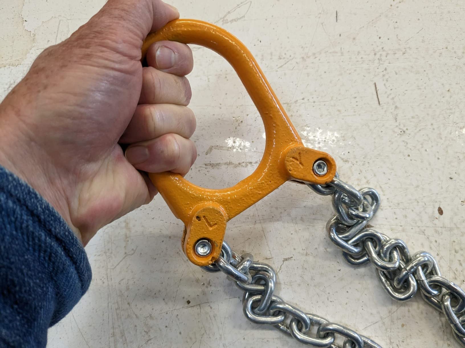 55 Gallon Drum Lift, 2000 lb Chain Drum Lifter for Steel and Plastic Drums | Spring-loaded hooks fit 30 and 55 gallon steel and plastic drums customer photo 1
