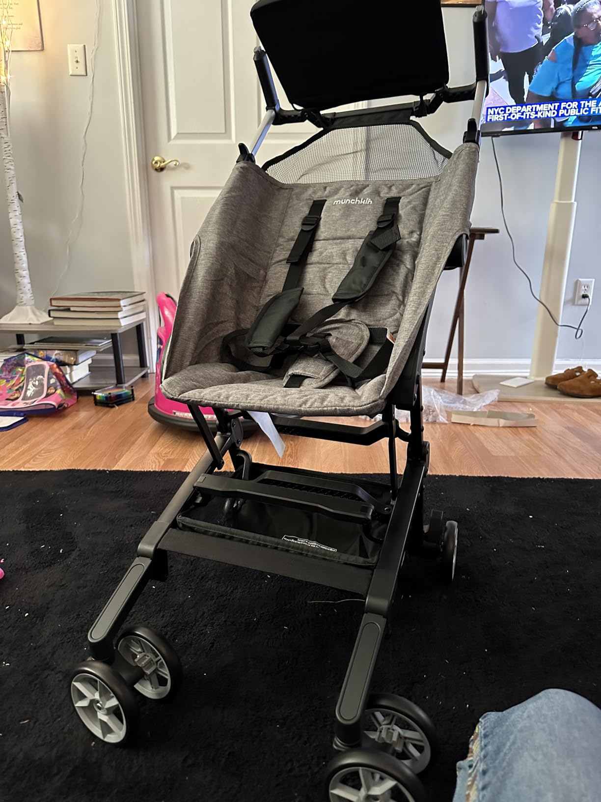 Munchkin Sparrow Travel Baby Stroller for Babies and Toddlers, Ultra Compact and Lightweight, Great for Airplane and Everyday Car Trips, Black customer photo 1
