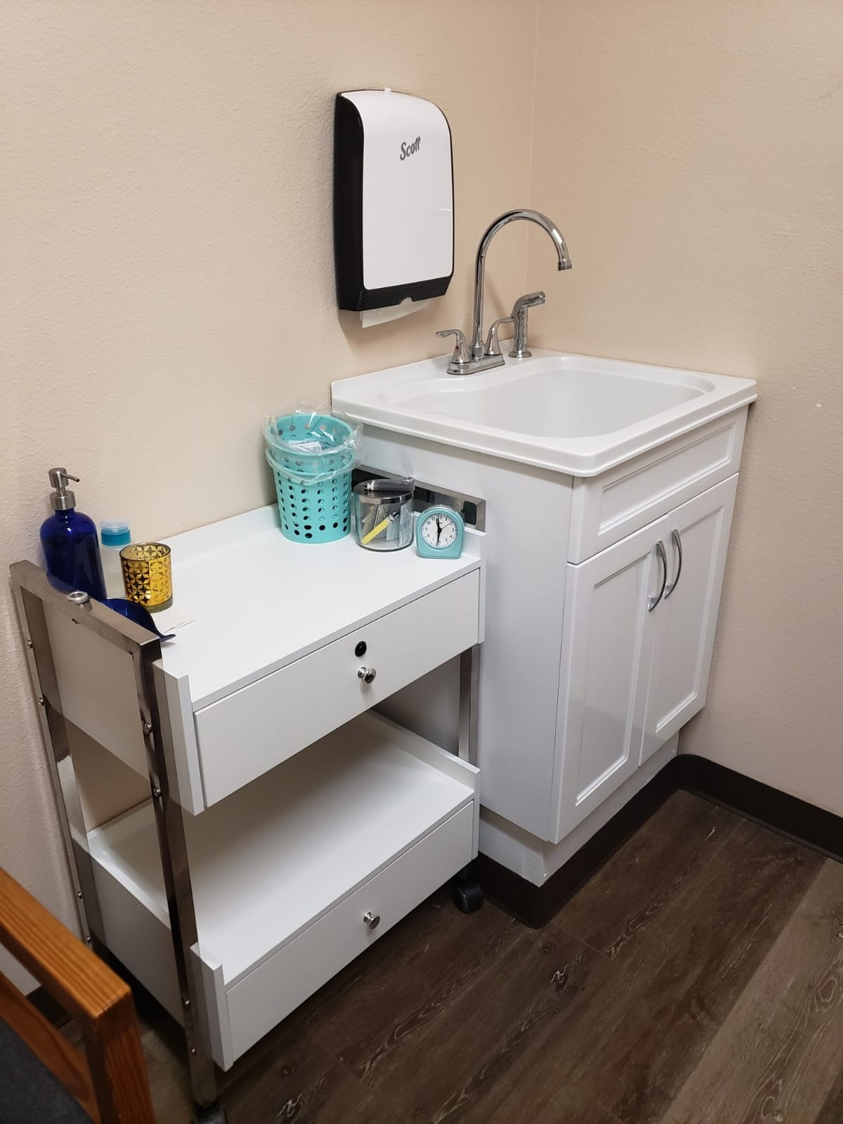 Supreme Medical Dental Mobile Utility Cabinet with Steel Frame and Two Drawer With One lockable Drawer cart customer photo 1
