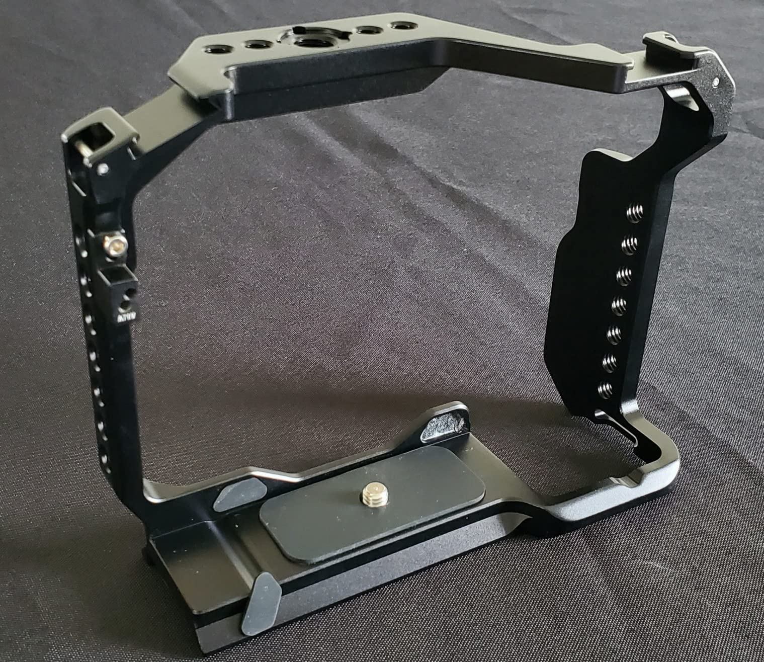 NEEWER Full Camera Cage Compatible with Sony a7R V/a7R IV/a7 IV/a7S III/a1 customer photo 1