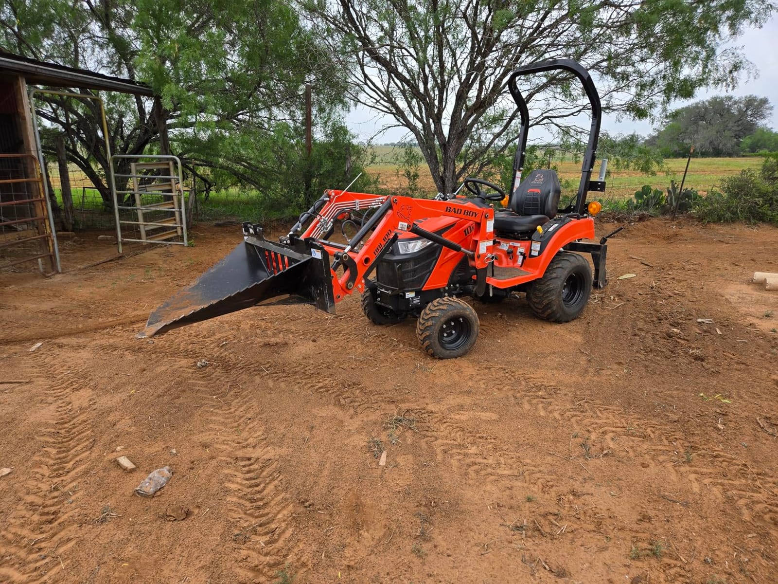 Titan Attachments Economy Series Stump Bucket Attachment, Universal Skid Steer Quick Tach, Serrated Leading Edge, Tree Scoop Digger for Removing Smaller Tree Stumps and Light Duty Ripping Roots customer photo 1