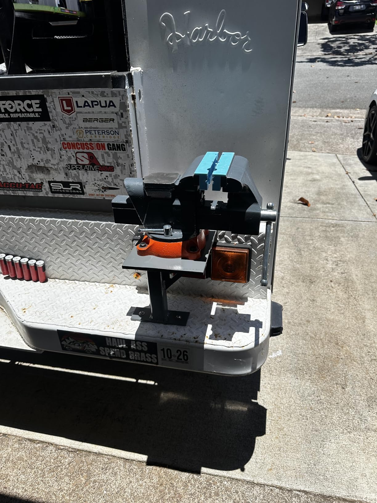 VEVOR Bench Vise, 6-inch Jaw Width 5.9-inch Jaw Opening, 360-Degree Swivel Locking Base Multipurpose Vise w/Anvil, Heavy Duty Ductile Iron Workbench Vise w/Bolts & Nuts, for Drilling, Pipe Cutting customer photo 1