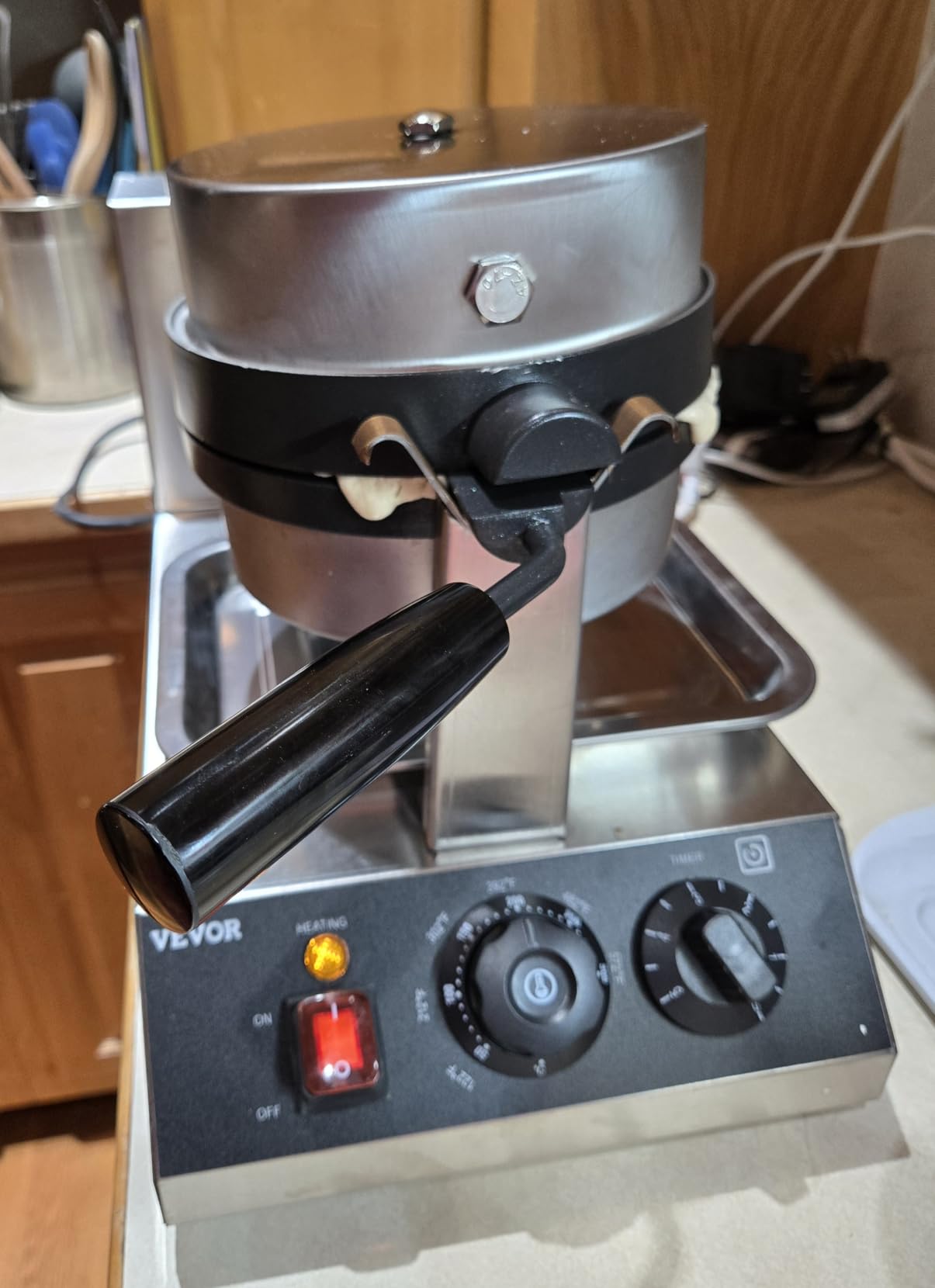 VEVOR Commercial Waffle Maker, 1300W Round Waffle Iron, Non-Stick Rotatable Waffle Baker Machine With 122-572℉ Temp Range and Time Control, Teflon-Coated Baking Pan Stainless Steel Body 110V customer photo 1