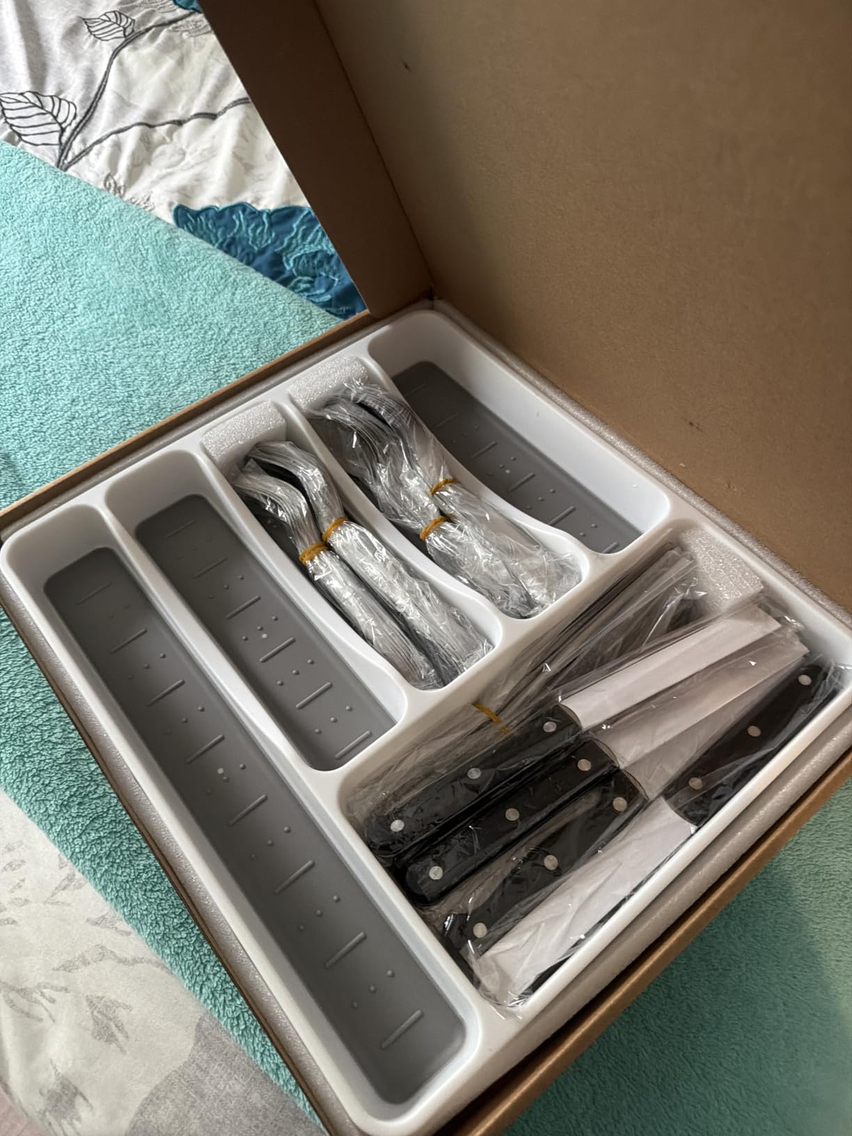 JUNLIN 49 Pieces Black Silverware Set with Steak Knives, Stainless Steel Silverware with Organizer Flatware Utensils Set for 8, Forks and Spoons Silverware Set Cutlery Set customer photo 1