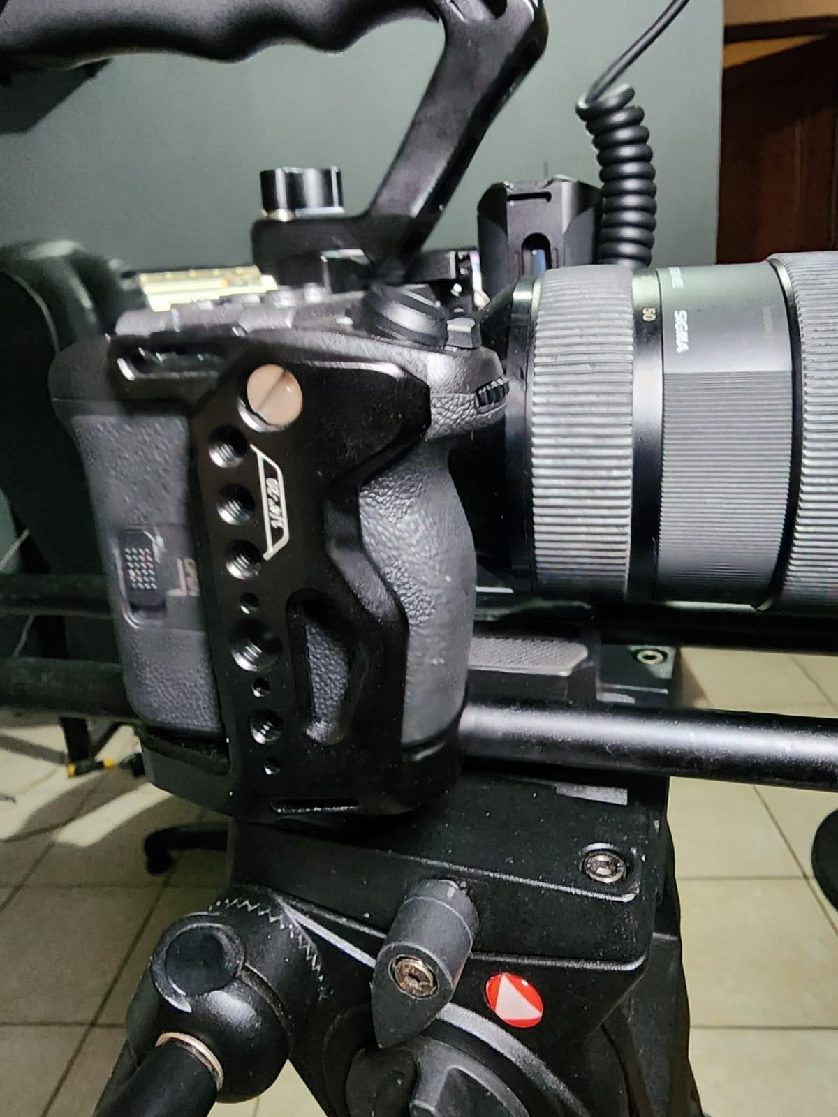 NEEWER Cage Camera Cage with HDMI Cable Clamp, NATO Rail for Sony FX3 FX30 customer photo 2
