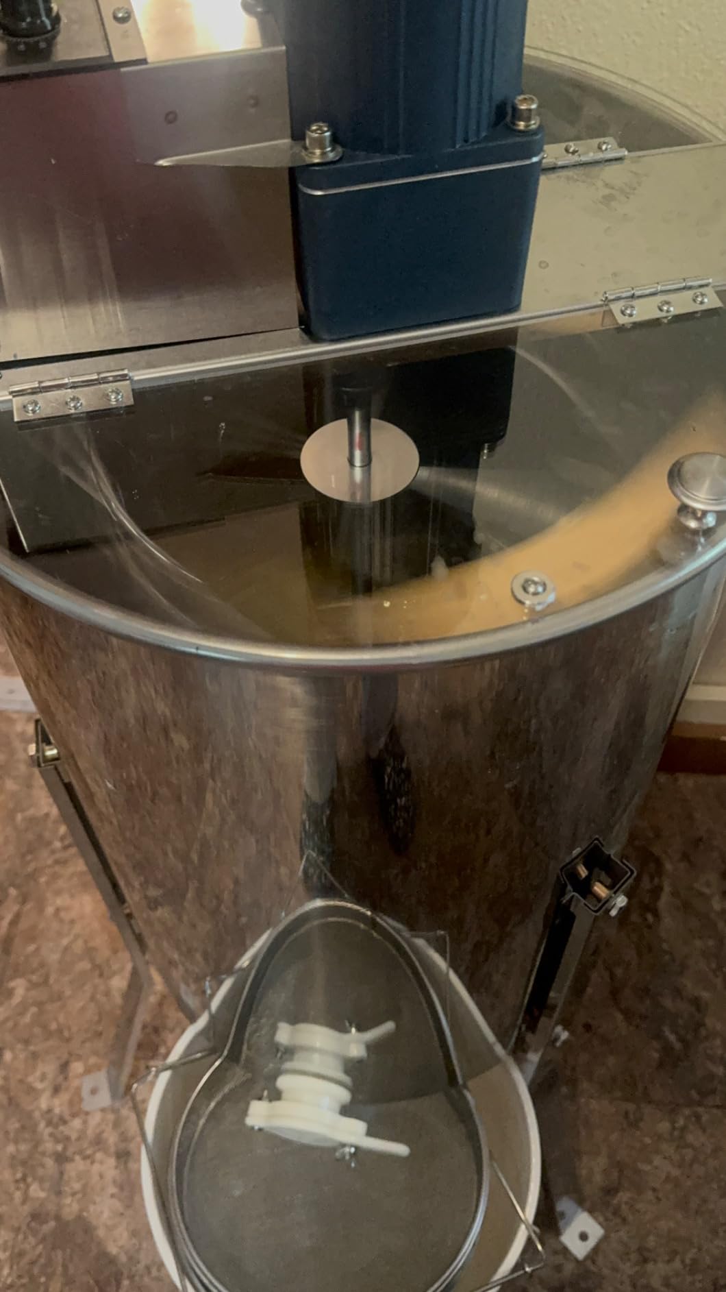 VEVOR Electric Honey Extractor, 4/8 Frame, Silver | Stainless Steel, Transparent Lid, Height Adjustable Stand, Honeycomb Drum Spinner, Apiary Centrifuge Equipment customer photo 1