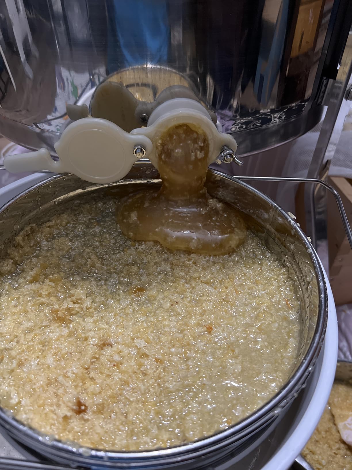 VEVOR Electric Honey Extractor, 4/8 Frame, Silver | Stainless Steel, Transparent Lid, Height Adjustable Stand, Honeycomb Drum Spinner, Apiary Centrifuge Equipment customer photo 2