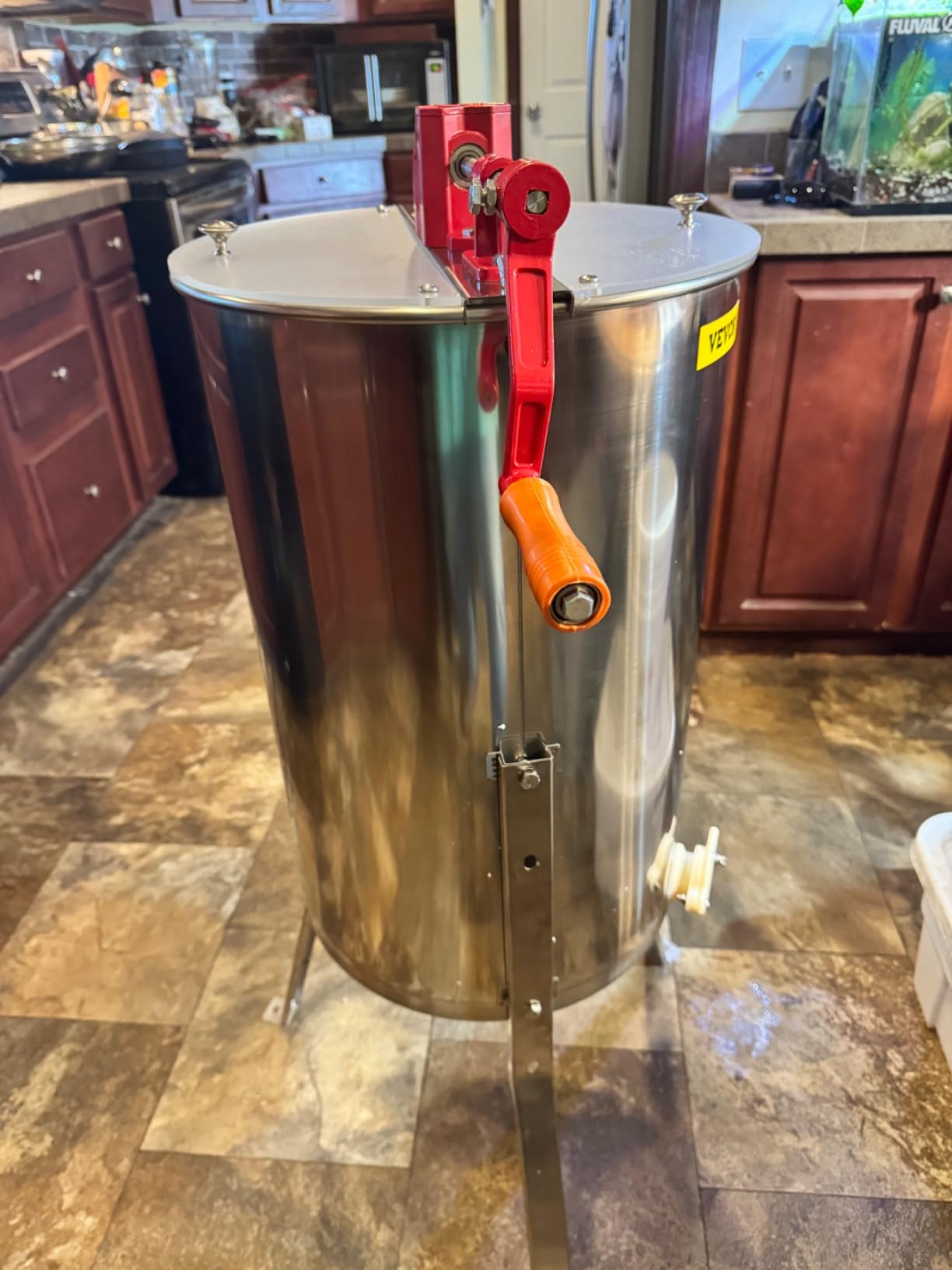 VEVOR 2/4 Frame Manual Honey Extractor Stainless Steel Extraction Equipment | with Hand Crank, Clear Lid and Height Adjustable Stand, Honey Extractor for Beginner Backyard Beekeeping, Small Apiaries customer photo 1