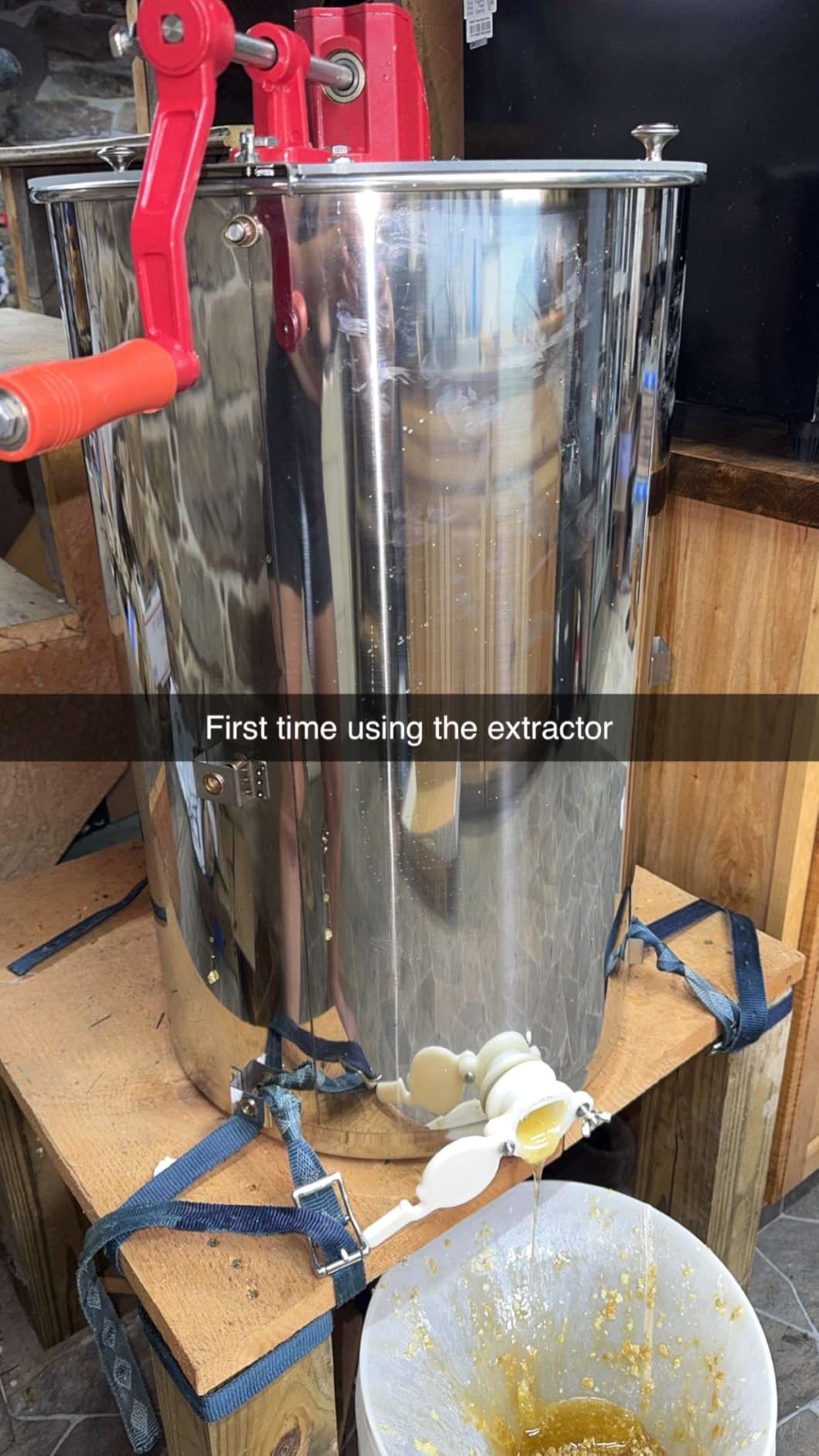 VEVOR 3 Frame Manual Honey Extractor Stainless Steel Beekeeping Extraction | with Hand Crank, Clear Lid and Height Adjustable Stand, Honey Extractor for Beginner Backyard Beekeeping, Small Apiaries customer photo 1
