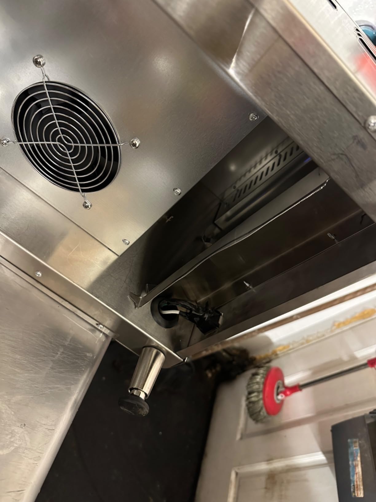 Winco 300 Slices/Hour Conveyor Toaster | High speed toasting, Adjustable speed control, Dual heating elements, Great for Toast, Bagels, Breakfast Service and Buffets customer photo 1