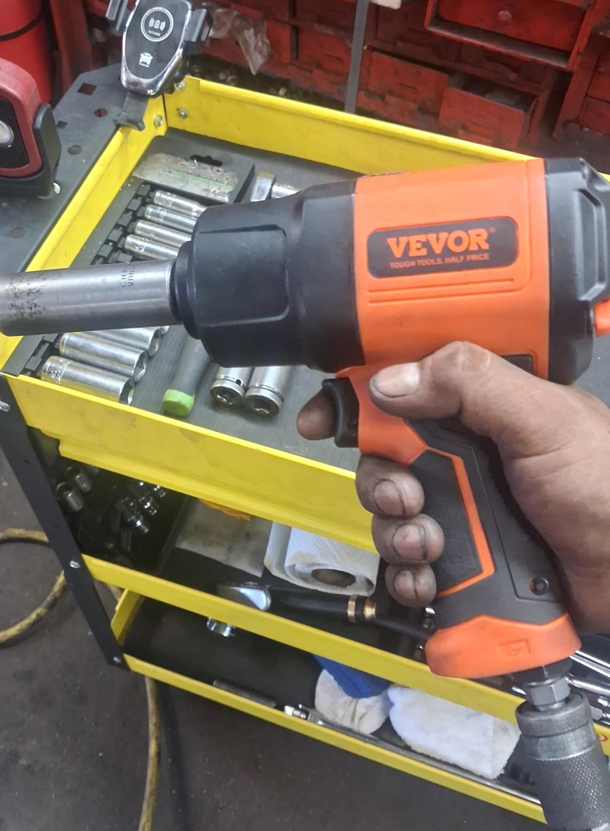 VEVOR 1/2-Inch Air Impact Wrench - High Torque 1400 ft-lbs - Lightweight 4.6 lb - Includes 11-Piece CR-V Steel Impact Socket Set & Carrying Case customer photo 1