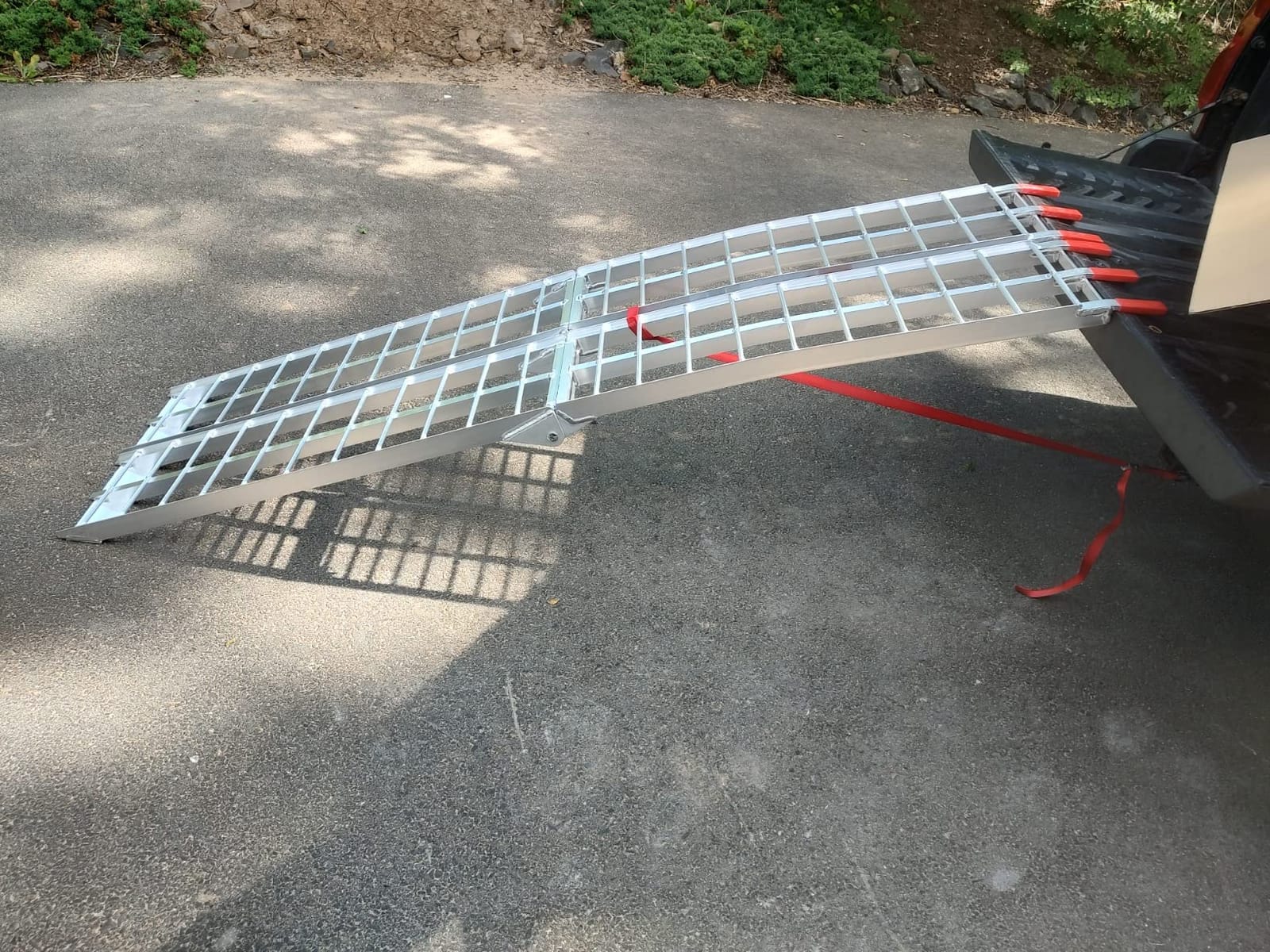 VEVOR 7.5ft Aluminum Ramps, 1500 lbs Folding Loading Ramps (2 pcs Set) for Pickup Trucks Bed, Trailers Ramp with Load Straps for Dirt Bike, UTV, ATV, Trucks, Lawn Mowers, Cargo Trailer, 89
