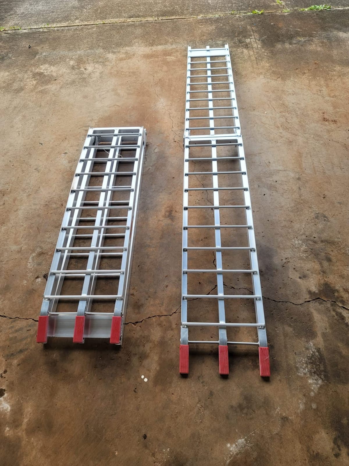 VEVOR 7.5ft Aluminum Ramps, 1500 lbs Folding Loading Ramps (2 pcs Set) for Pickup Trucks Bed, Trailers Ramp with Load Straps for Dirt Bike, UTV, ATV, Trucks, Lawn Mowers, Cargo Trailer, 89