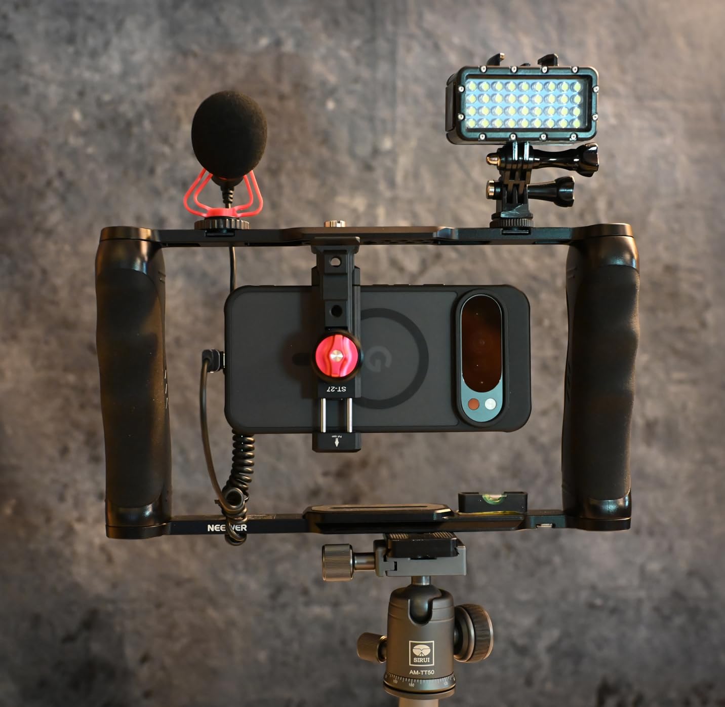 NEEWER Video Camera Cage Rig with Arca Type Base/Dual Grips/Expansion Holes/15mm Rods customer photo 1