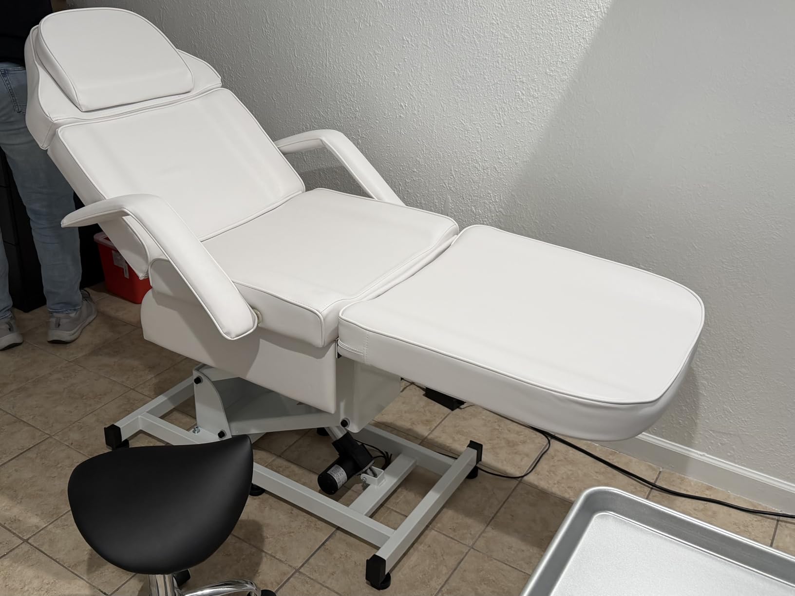 BarberPub 3-Motor Fully Electric Facial Bed, Height-Adjustable Esthetician Massage Table for Salon Spa, Reclining Tattoo Chair with Remote Control 2751 (White) customer photo 1