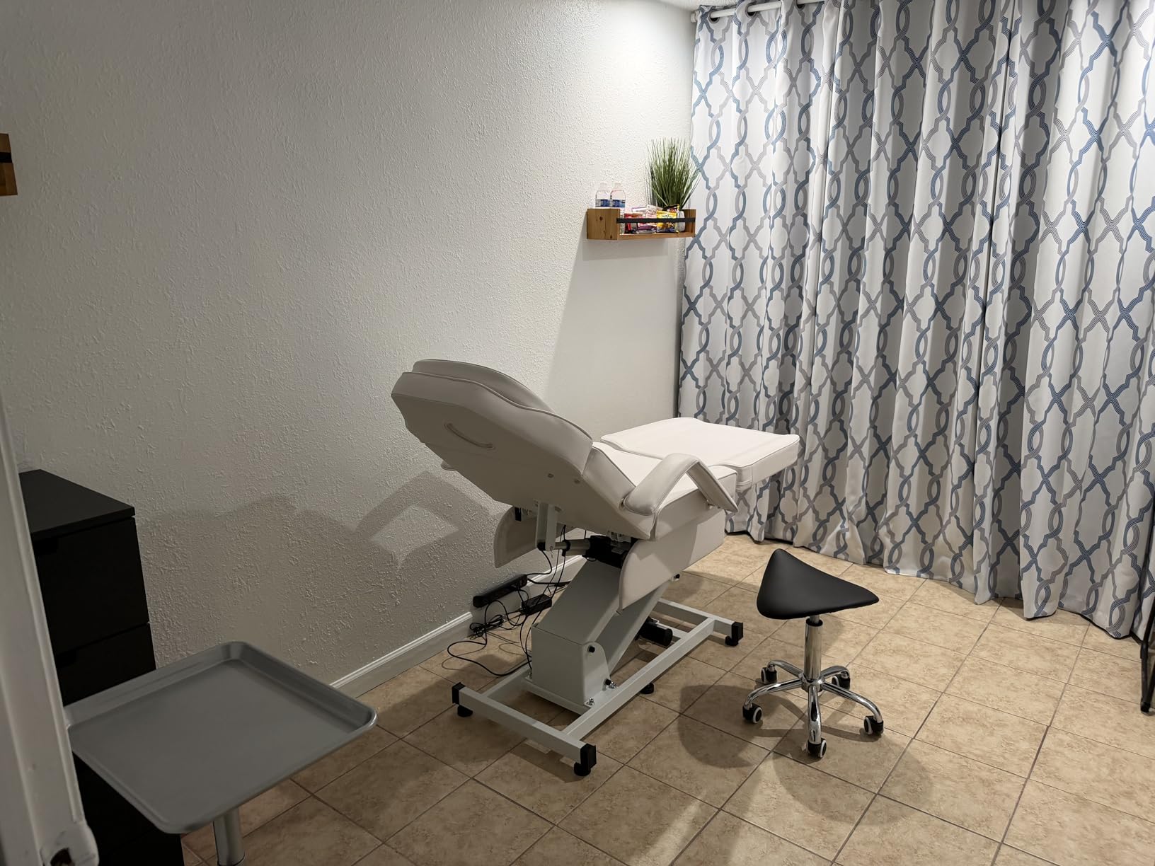 BarberPub 3-Motor Fully Electric Facial Bed, Height-Adjustable Esthetician Massage Table for Salon Spa, Reclining Tattoo Chair with Remote Control 2751 (White) customer photo 2