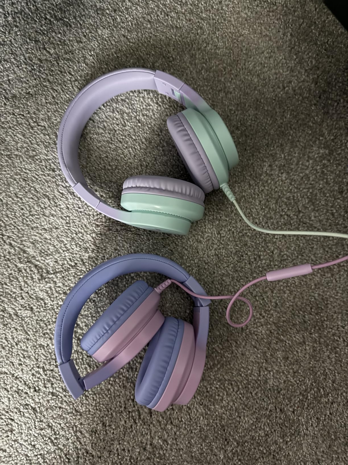 Candy Bila Wired Kids Headphones with Microphone, 85dB Safe Volume | Volume Limiter 85/94dB, HD Stereo Sound, Microphone and Wired Control, Foldable Design, Gradient Purple customer photo 2