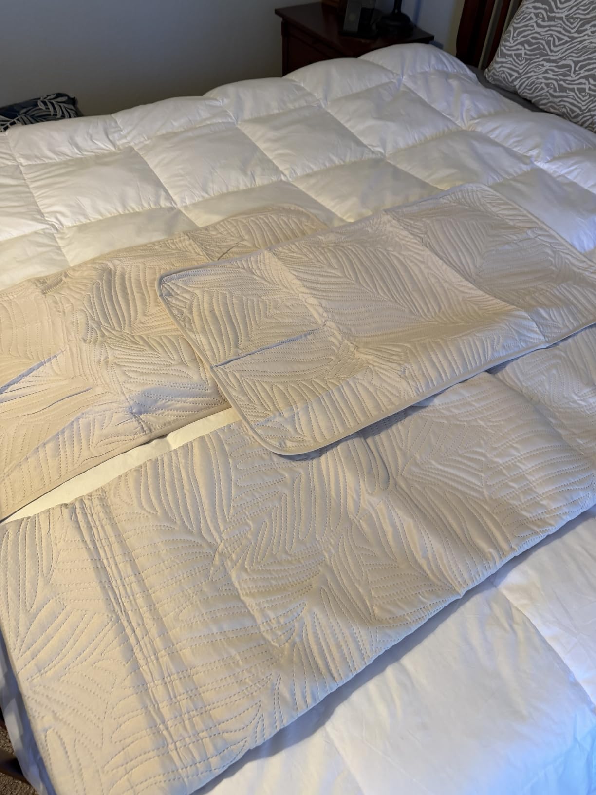 Exclusivo Mezcla 3-Piece King Quilt Bedding Set, Soft Microfiber Bedspreads | Lightweight Summer Beige Quilts King Size with Pillow Shams, Decorative Leaves Pattern Coverlets for Bedroom Guest Room customer photo 1