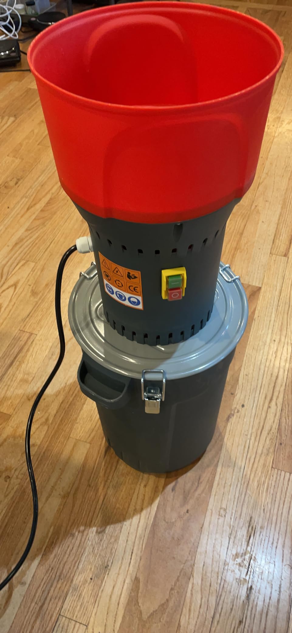 DETODDA 6.6Gal Electric Corn Grinder Mill for Chicken Feed, Grain Mill Grinder with 7 Sieves, Heavy Duty Feed Grinder for Corn, Wheat, Rice, Flour, Livestock Feed, Farm & Homestead Use-Red customer photo 1