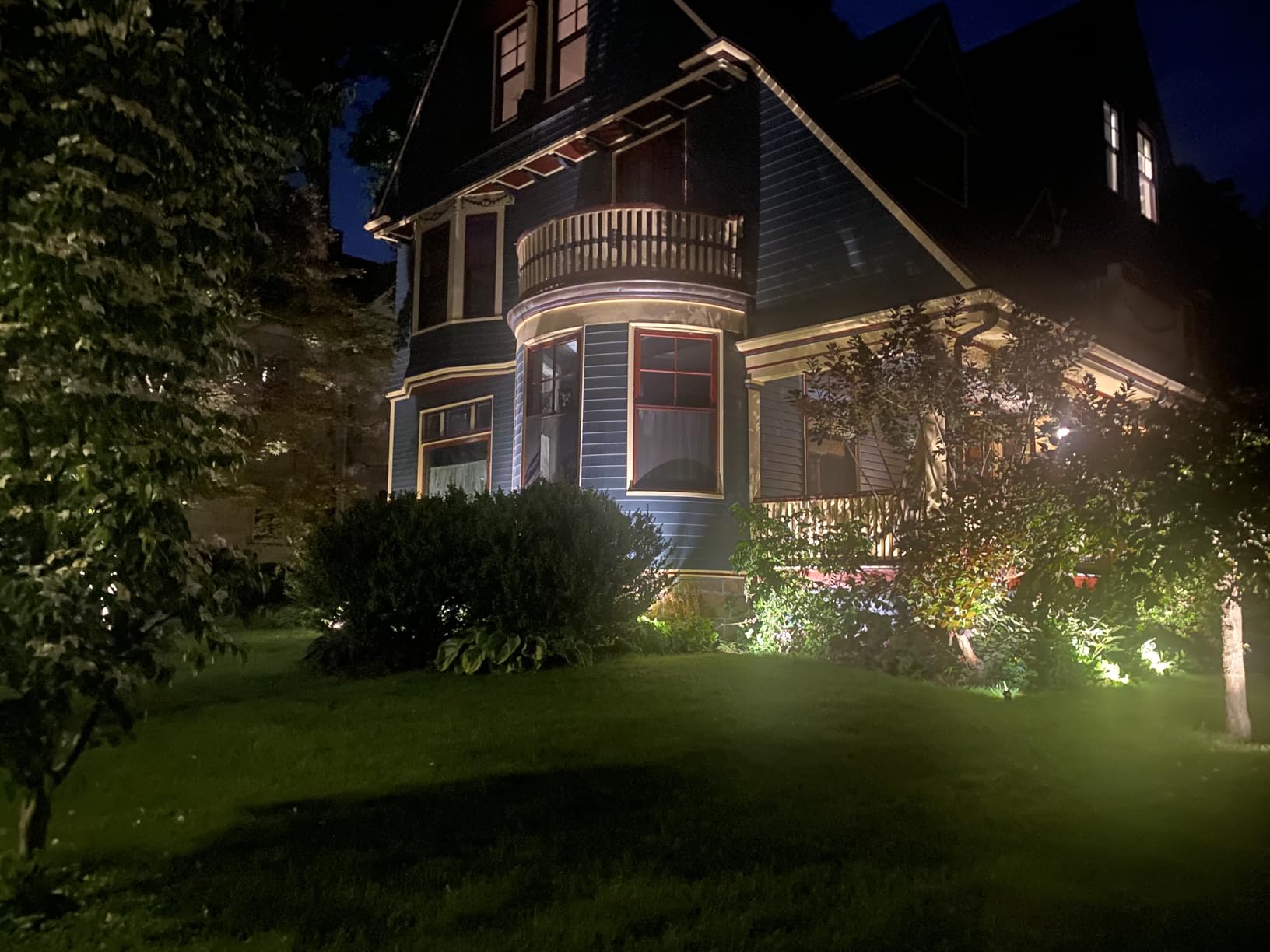 SUNVIE 12 Pack Low Voltage Landscape Lights with 300W Transformer 12-24V LED Landscape Lighting Kit 3000K Waterproof Aluminum Landscape Spotlights with Wire Connectors for House Yard Tree Garden customer photo 1