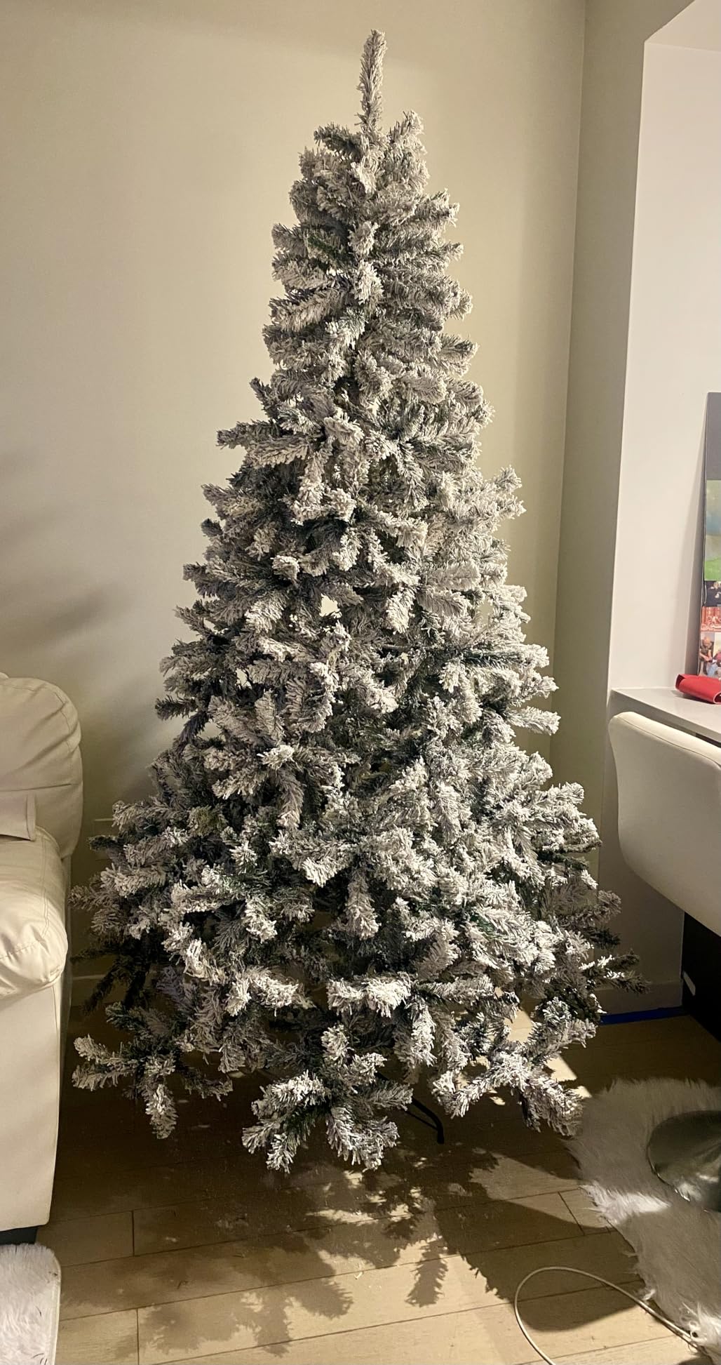 COSTWAY 9 FT Snow Flocked Christmas Tree, Artificial Holiday Hinged Pine Tree with 1498 Branch Tips, Solid Metal Stand, Premium Xmas Full Fake Tree for Home, Office, Party Decoration customer photo 1
