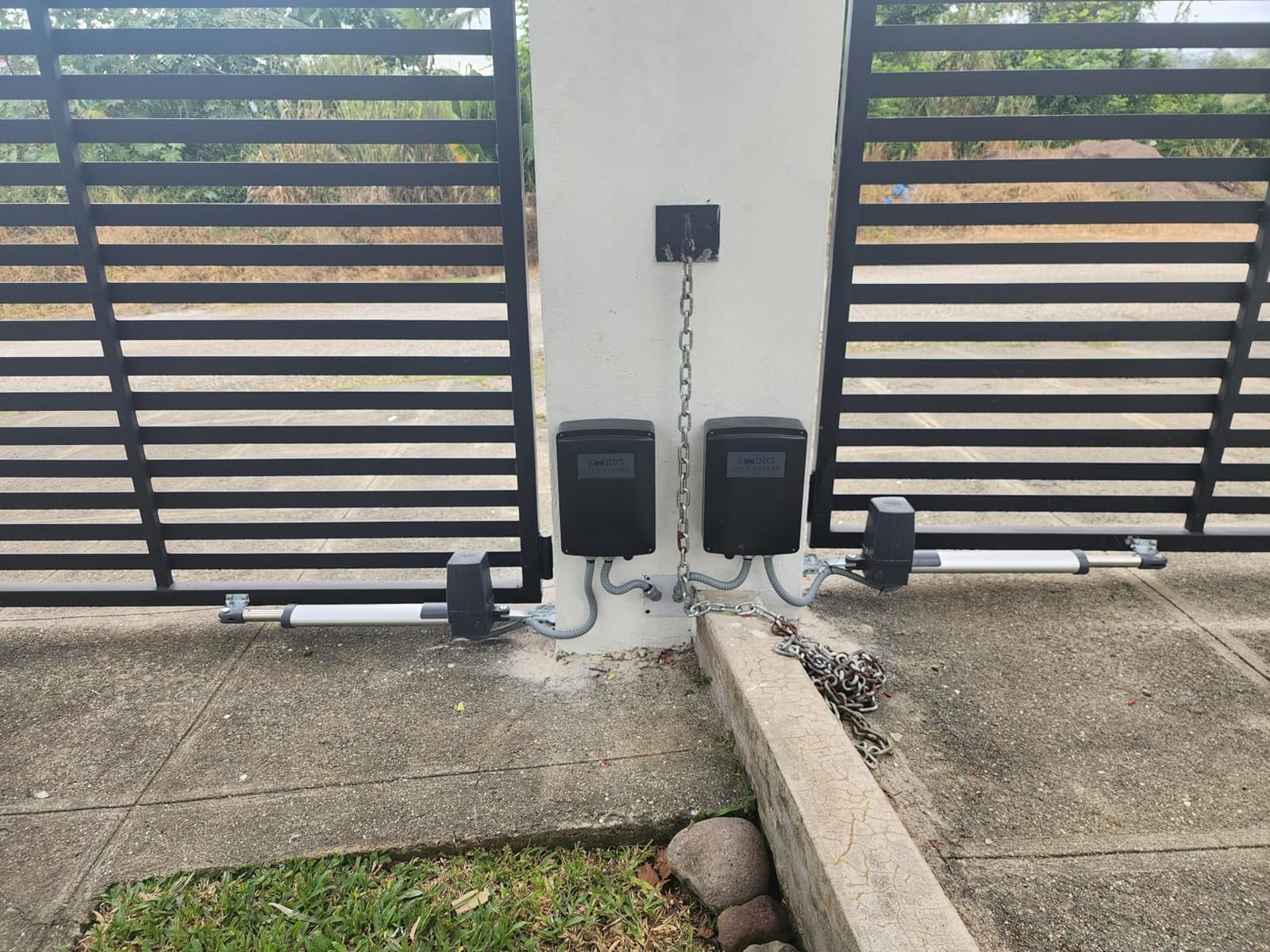CO-Z ADSW4 Automatic Gate Opener Kit, Dual Swing Gate Openers for Doors up to 1300lb 20ft, Electric Driveway Gate Openers with Remote Kit Infrared Sensors Equipped Solar Battery Charging Compatible customer photo 2
