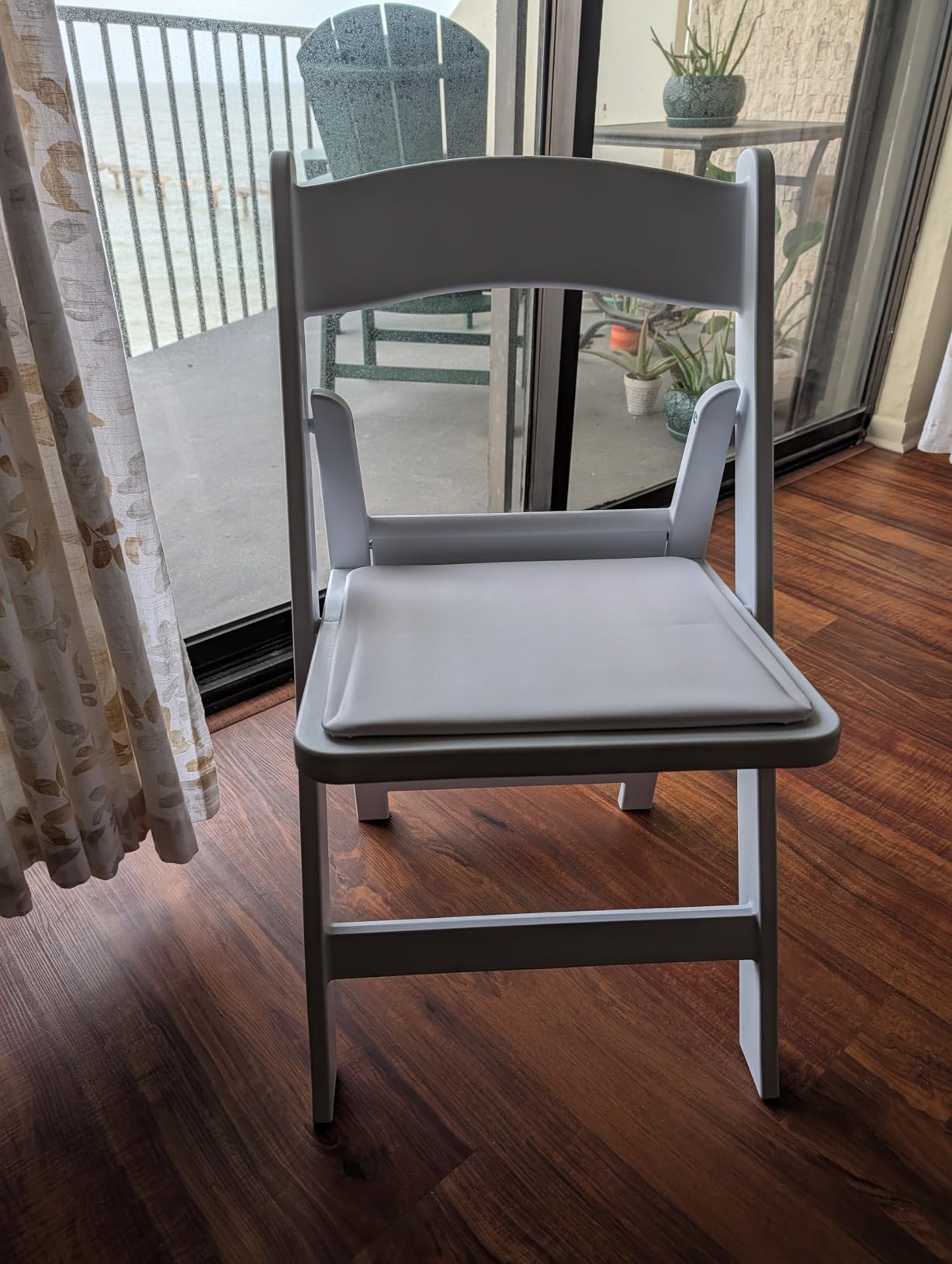 SIMPLEX Resin Folding Chairs, Padded Seat, 800 lb, White, 24 Pack | Rental-grade event chairs with washable vinyl seats, non-slip feet and durable resin frames for indoor or outdoor use. customer photo 2