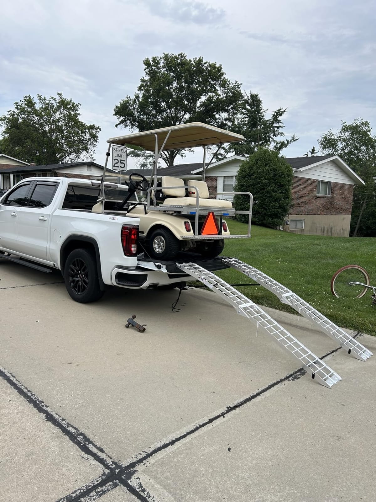 7.5FT Aluminum Loading Ramp, 850 lbs Capacity, Folding Ramp for Pickup Truck & Trailer with Load Straps, for Loading Motorcycles, ATVs, Lawn Mowers, and Small Vehicles, 90