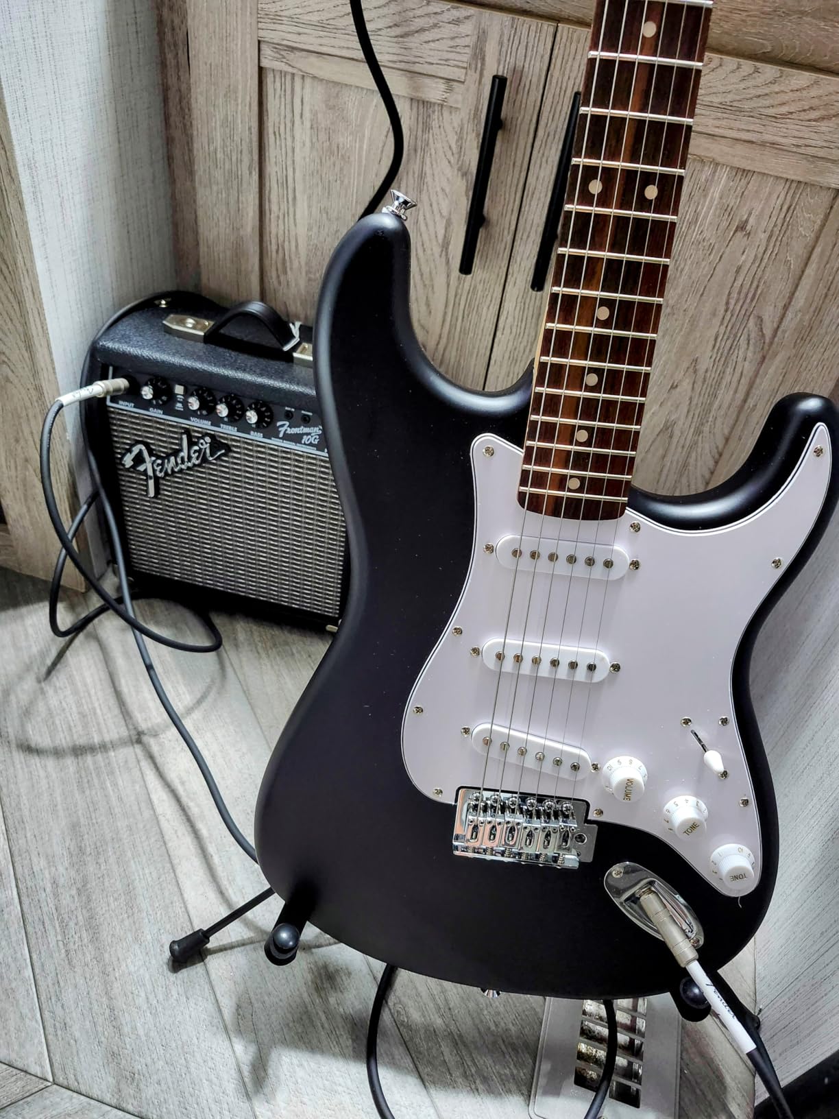 Fender Squier Debut Stratocaster Beginner Electric Guitar Kit, Matte Black | Complete starter pack with Frontman 10G amp, padded gig bag, strap, free lessons, 2-year warranty included customer photo 2
