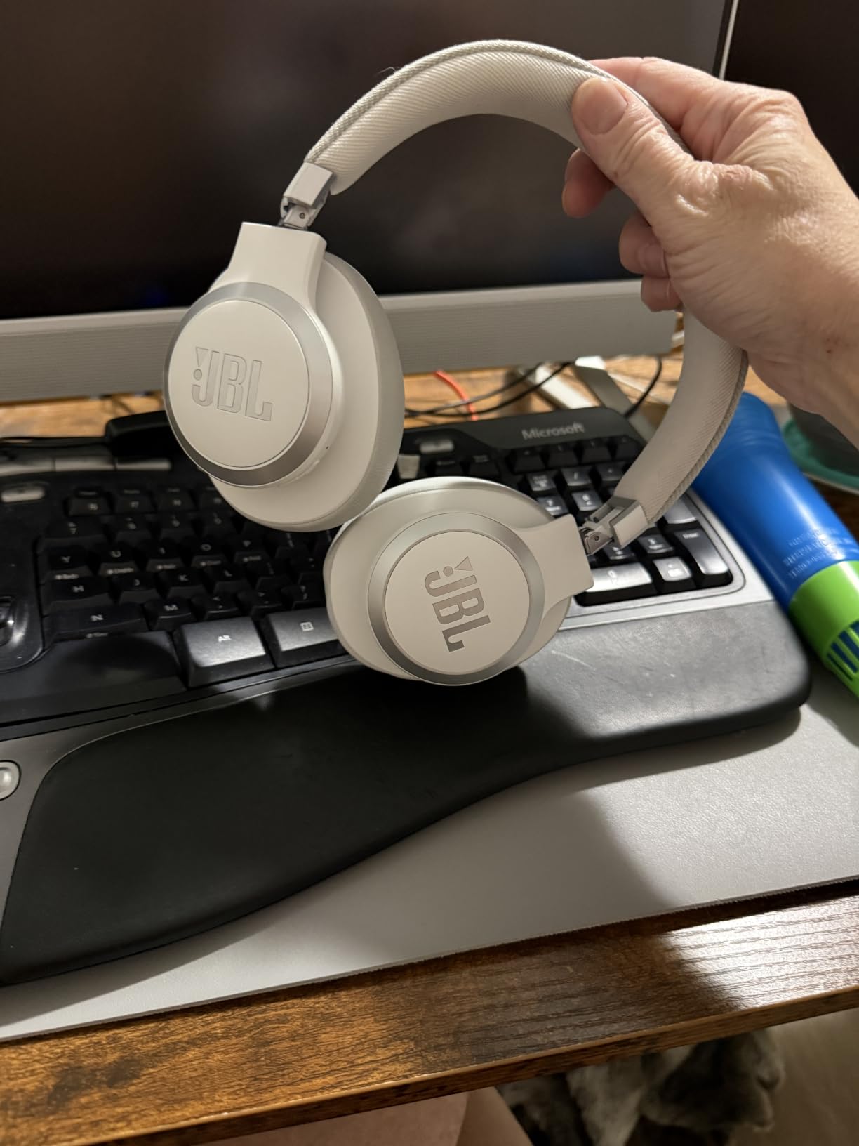 JBL Live 770NC - Wireless Over-Ear Headphones with True Adaptive Noise Cancelling with Smart Ambient, Up to 65 Hours of Battery Life, Comfort-fit Fabric Headband & Carrying Pouch (White) customer photo 1