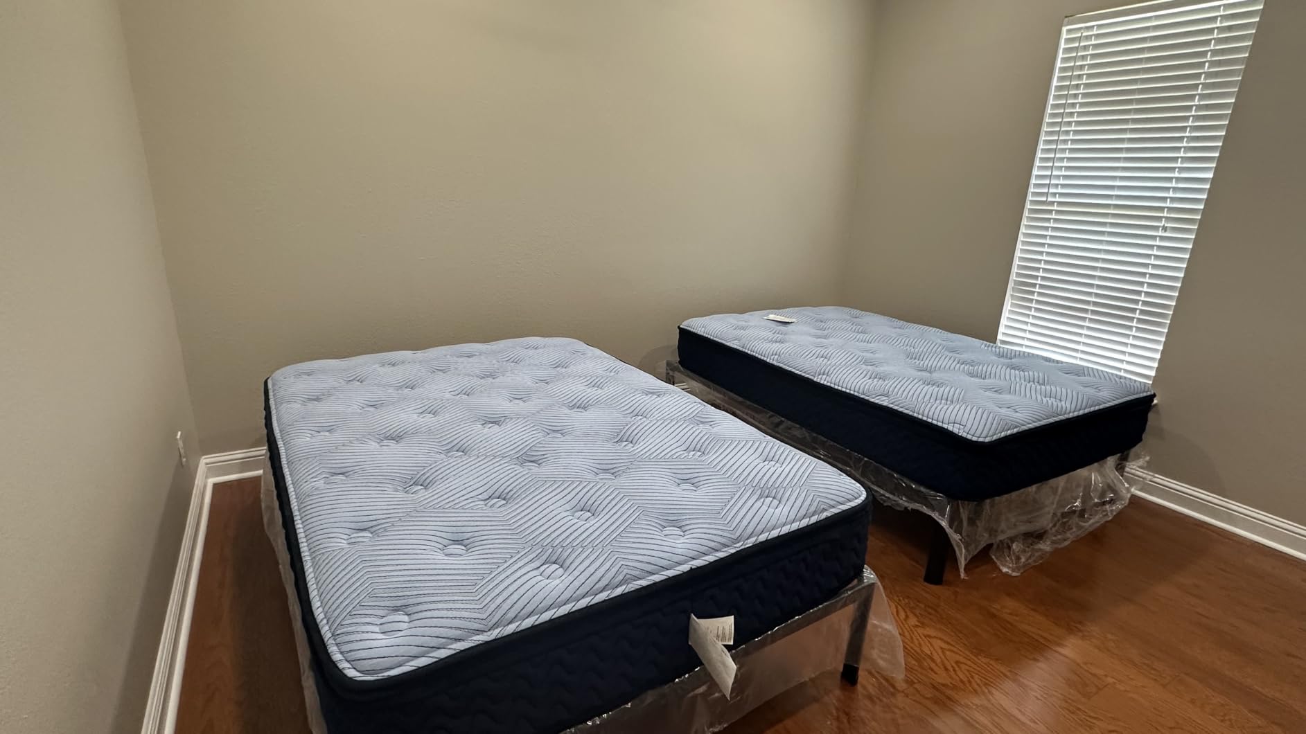 VIPSHOW 18 Inch King Bed Frame with Round Corners No Box Spring Needed - 3500lbs Heavy Duty, Under bed storage, 4 mattress stoppers, Headboard holes, Noise-free, Easy assembly & rubber covers customer photo 2