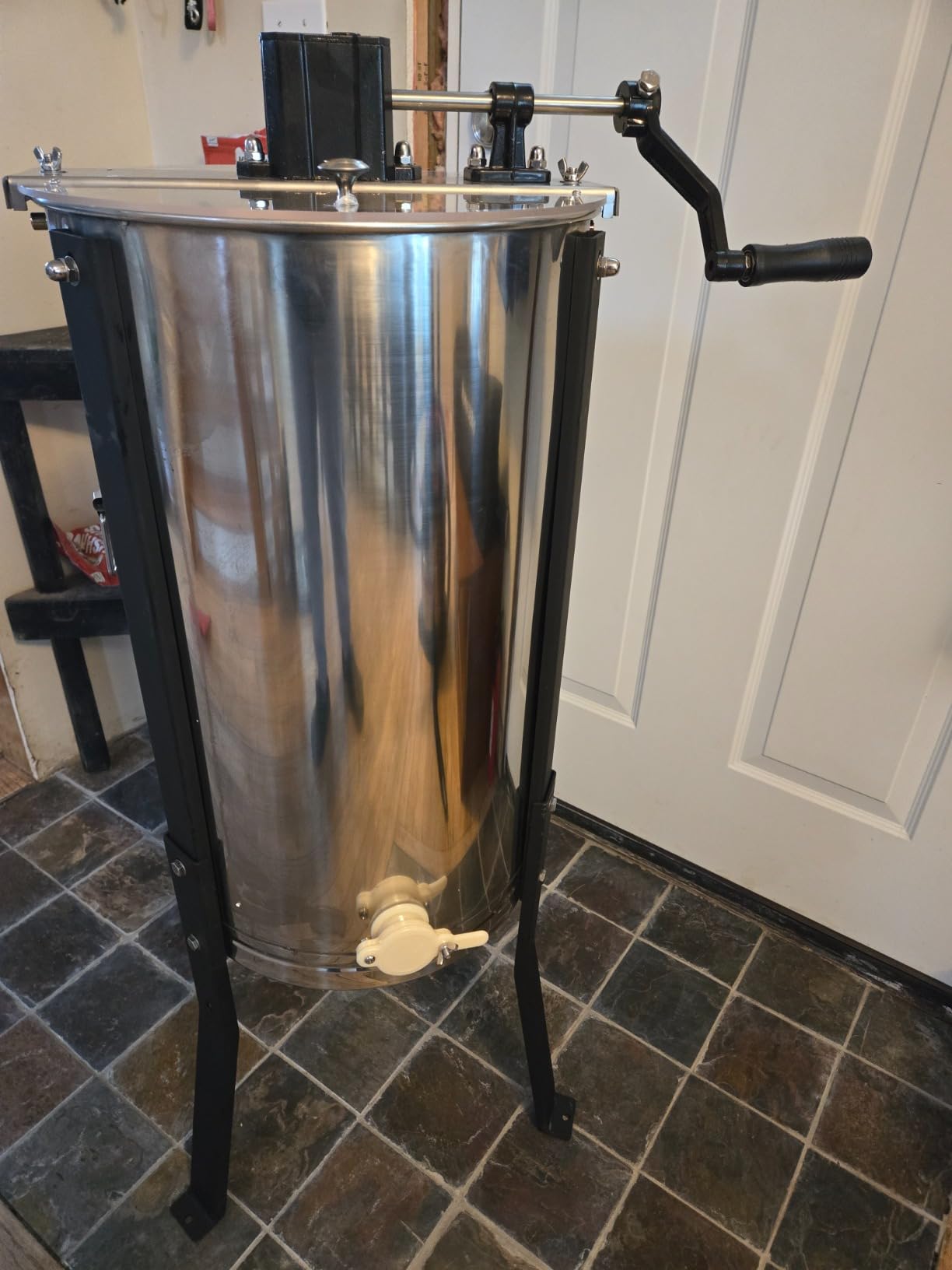 Honey Lake 4/12 Frame Manual Honey Extractor, Food Grade Stainless Steel Honeycomb Drum Spinner with Transparent Lid, Beekeeping Equipment for Honey Extraction with Height Adjustable Stand customer photo 2