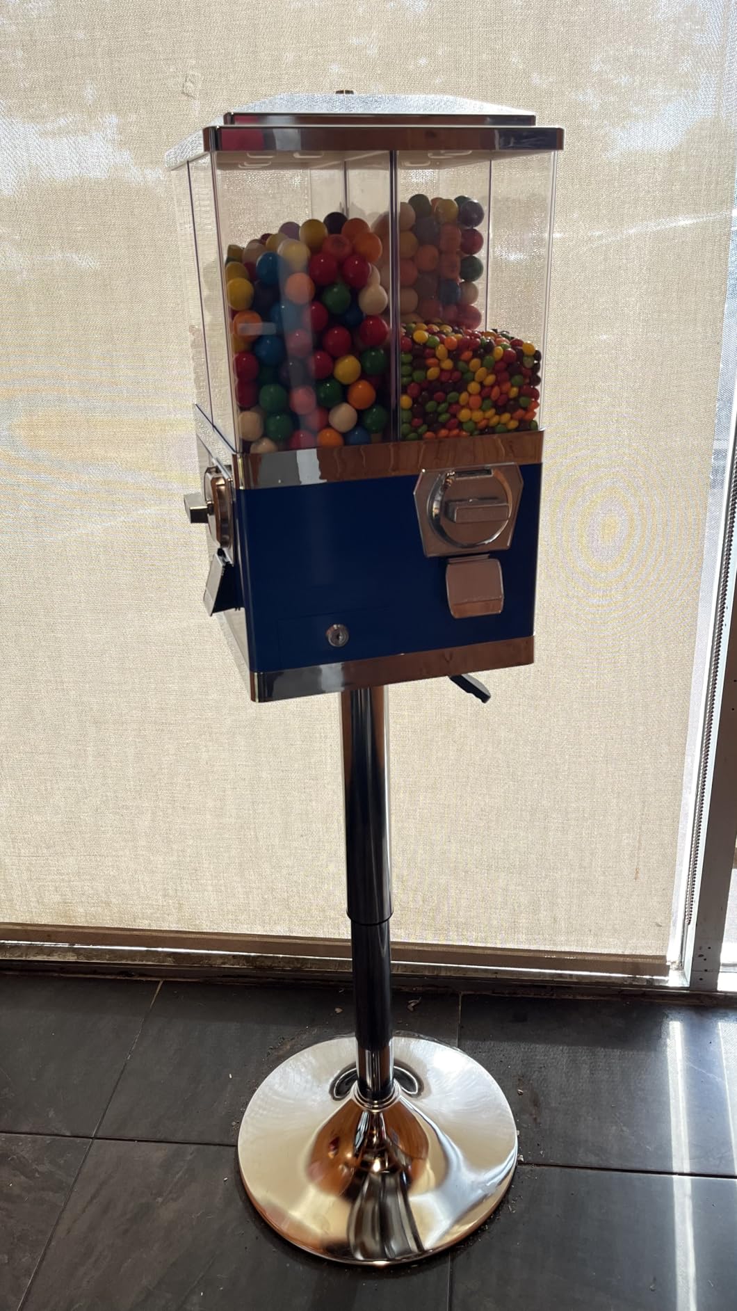 VEVOR Commercial Vending Machine, Triple Compartment Candy Dispenser with Iron Stand, Gumball and Candy Machine for Business, Coin Operated Gumball Bank for Toy Capsules Bouncy Balls Candy Nut, Black customer photo 2