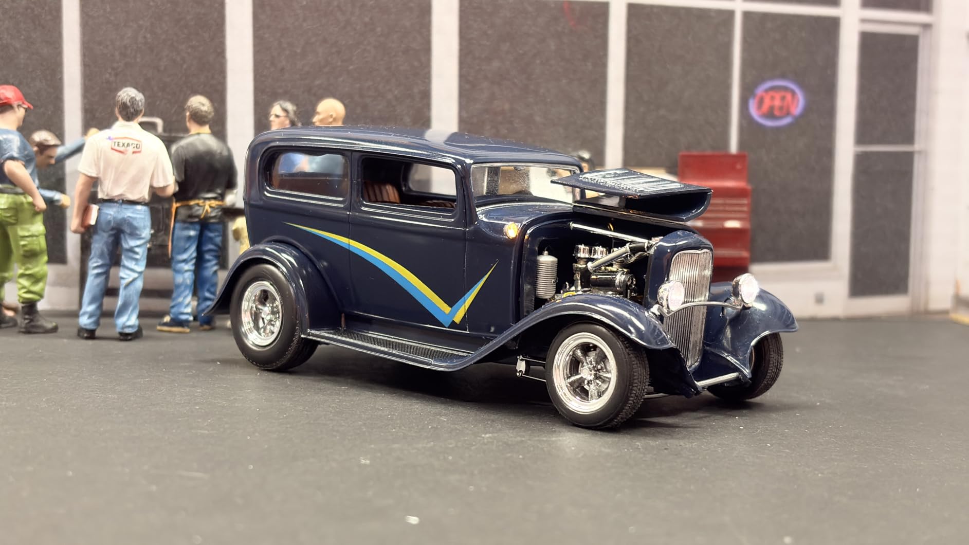 Revell 14553 '32 Ford Tudor Sedan 2'N1 1:25 Scale 188-Piece Skill Level 4 Model Building Kit customer photo 1