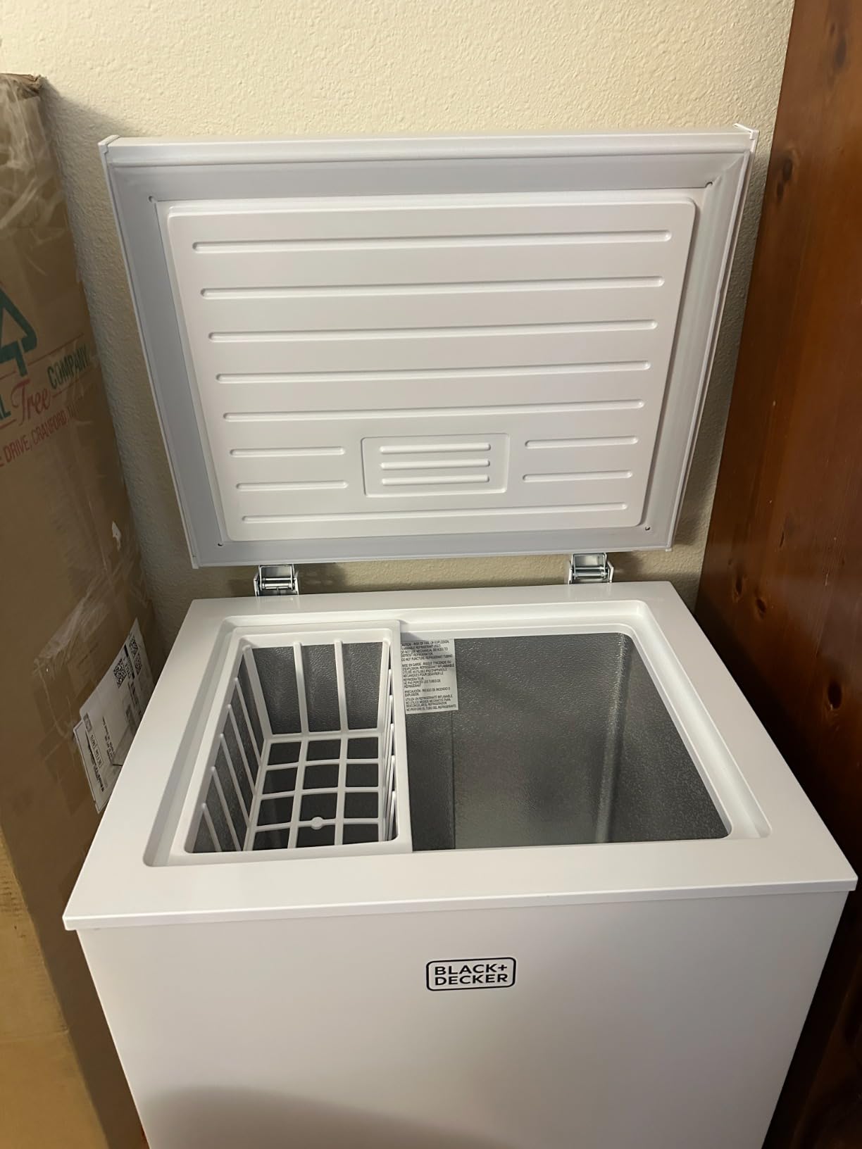 BLACK+DECKER 19.8 Cu. Ft. Chest Freezer, R600a Refrigerant, BCF1980E, White | Deep Freezer with Top Opening, Chest with 2 Removable Storage Baskets, Mechanical Temperature Control, Manual Defrost customer photo 2
