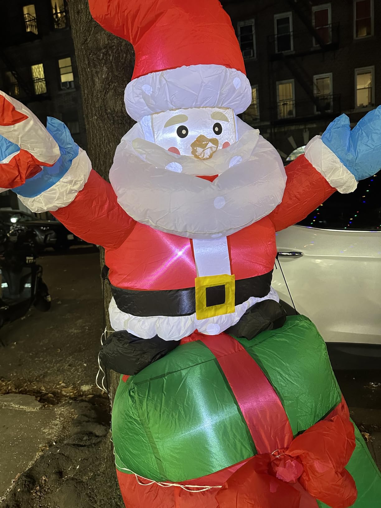 6FT Christmas Santa Inflatables Outdoor Decorations Santa Claus with Gift Box Blow Up Yard Decorations, Built-in LED Lights for Outdoor Christmas Party Yard Garden Lawn Xmas Decoration customer photo 1