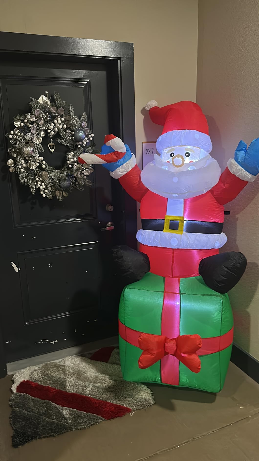 6FT Christmas Santa Inflatables Outdoor Decorations Santa Claus with Gift Box Blow Up Yard Decorations, Built-in LED Lights for Outdoor Christmas Party Yard Garden Lawn Xmas Decoration customer photo 2