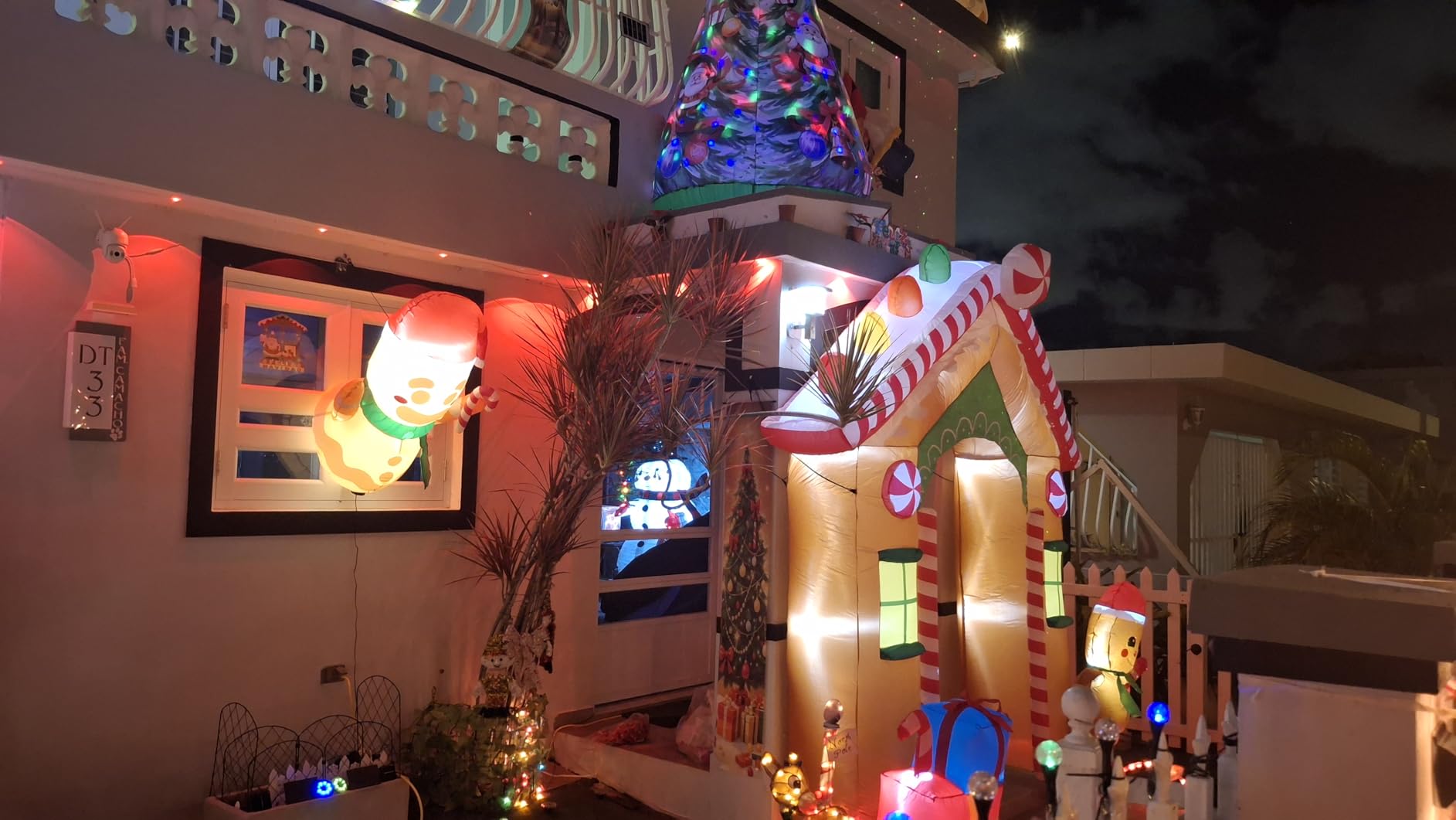 FunFanso 9 FT Christmas Inflatables Archway Outdoor Decorations, Gingerbread Man House Arch Blow Up Yard Decoration with Colorful Gift Boxes, Built-in LED Lights for Garden Porch Xmas Party Decor customer photo 1