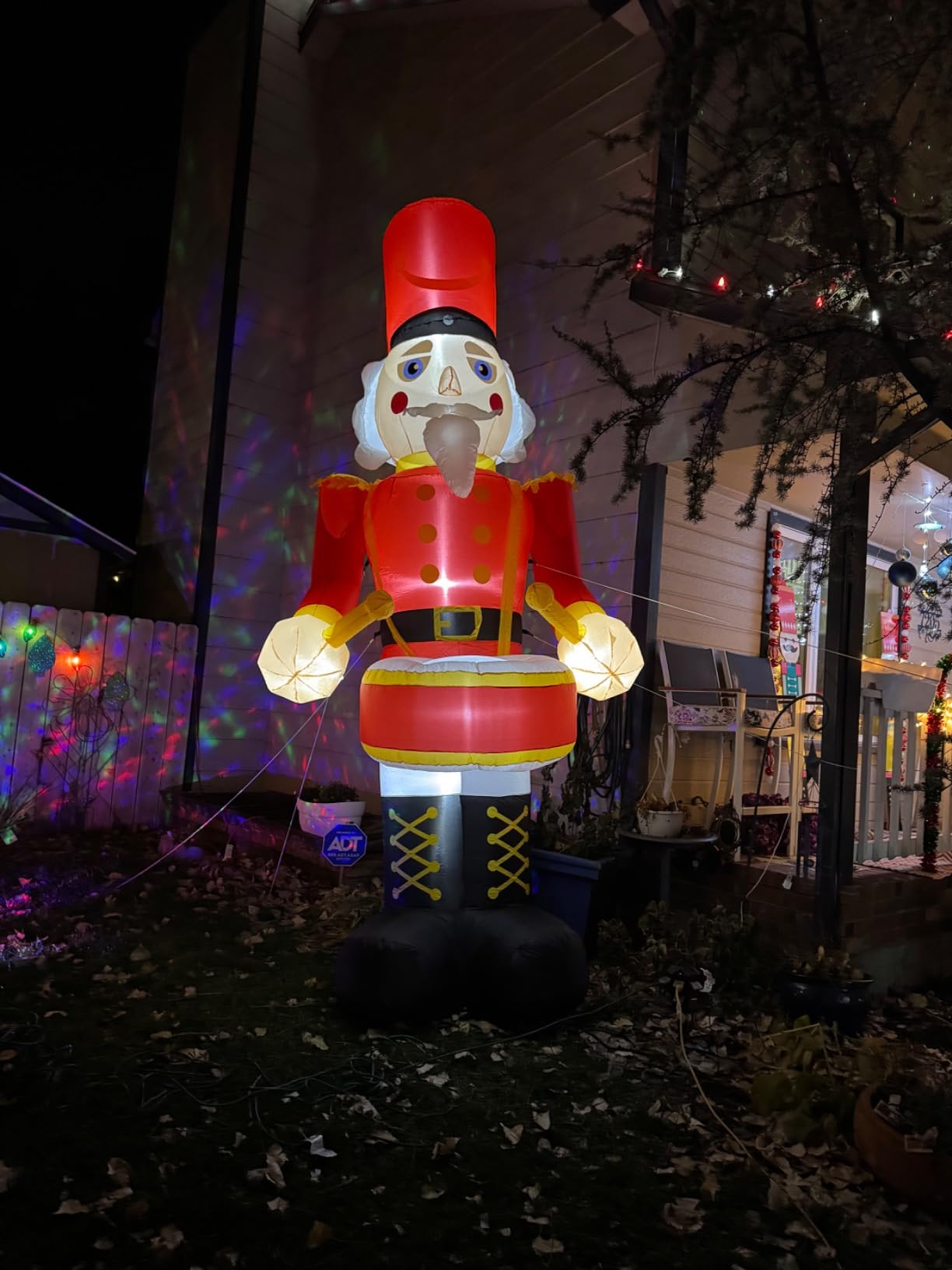 VCOKEN 12FT Christmas Inflatables Nutcracker Outdoor Decorations, Giant Christmas Inflatable with Big Bass, Built-in LEDs Inflatable Nutcracker Blow Ups customer photo 1