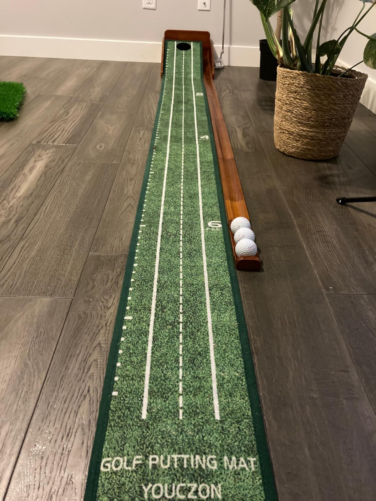 YOUCZON Putting Green Indoor, Golf Putting Mat with Auto Ball Return, Premium Crystal Velvet Surface customer photo 1