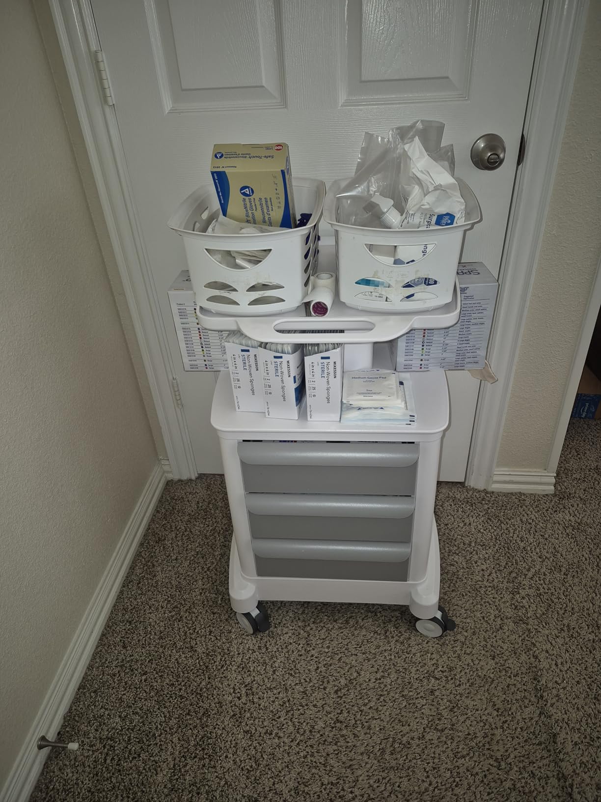 VEVOR Medical Cart with 3 Drawers and Top Tray, 4-Tier Rolling Utility Cart | Mobile Medical Trolley with ABS Material, Stable Rolling Cart with 4 Silent Wheels, for Clinic, Hospital, Lab, Salon, White customer photo 2